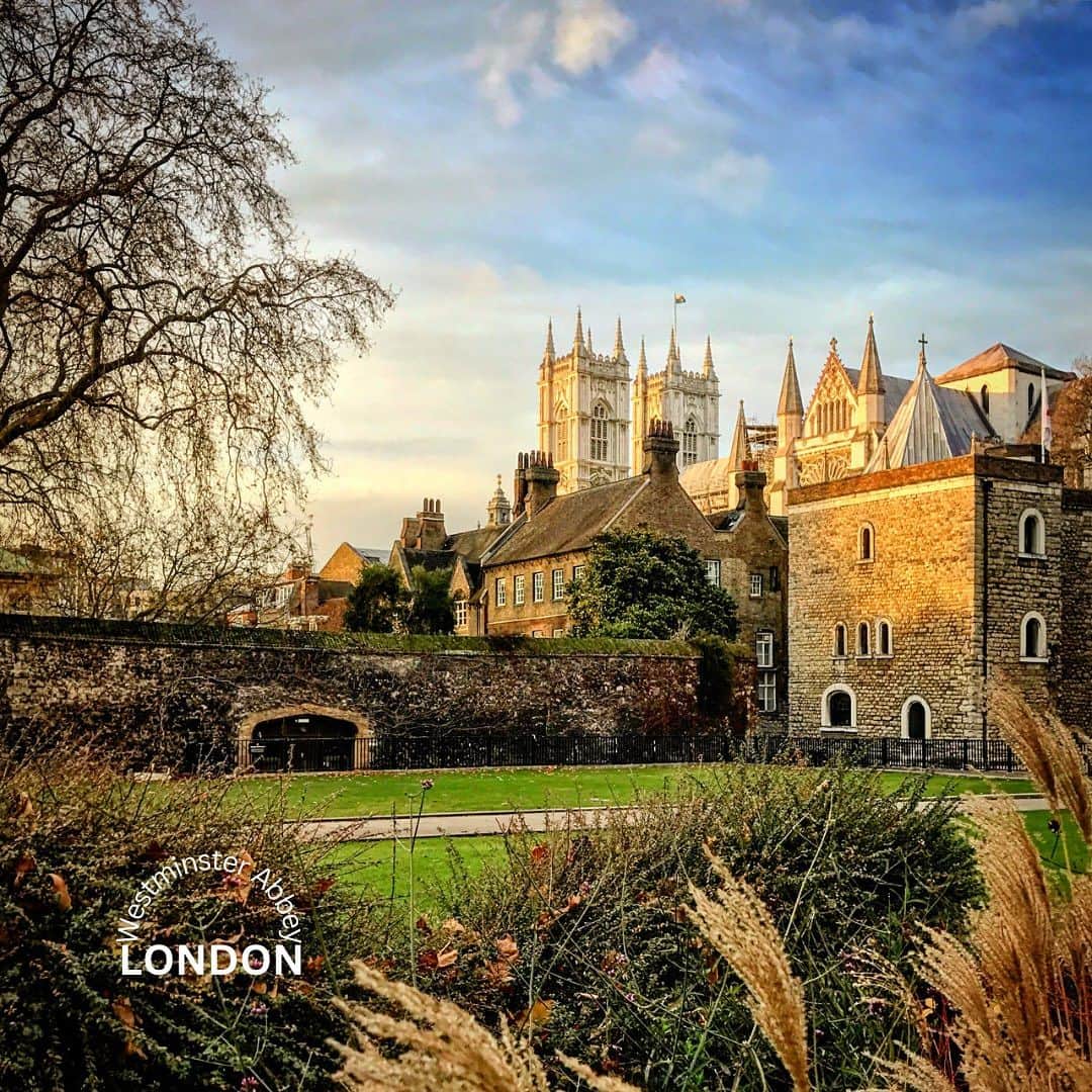 タイ航空のインスタグラム：「🇬🇧🏰 Experience the heart of London's history at Westminster Abbey! 🌟 Step into the iconic landmark that has witnessed centuries of royal events and architectural marvels. 📜 Join us on this incredible journey through time and architecture. 🕌   Book flight from Bangkok to London🇬🇧 with Thai Airways from THB 35,770*/Person. 👉thaiairways.com or click link our bio.  *Terms and conditions apply.  #thaiairways #smoothassilk #london #uk #westminsterabbey #westminster #LondonHeritage #ExploreLondon #historyunfolded」