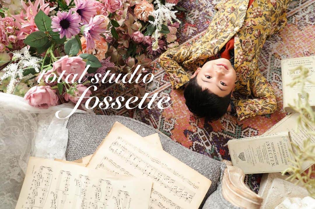 トータルスタジオフォセット ポートピアパーク店のインスタグラム：「【七五三🍁撮影】 いろんなポーズ上手に出来たね✨ いつもと違うお子様がちょっぴり大人っぽく、かっこいいですね💖💐  ✨撮影のご予約はWEBからでもできます✨ . . .  #フォセット#呉ポートピア#呉#広島#岡山#福岡#熊本#写真館#広島写真館#フォトスタジオ#七五三#ブライダル#ブライダルフォト#ブライダルフォトグラファー#前撮り#ロケーションフォト#753撮影#753前撮り#赤ちゃん撮影#お宮参り撮影 #成人式前撮り#家族写真#子供のいる暮らし#呉ママ#親バカ部#子供のいる生活 #着物#着物コーディネート#写真好きな人と繋がりたい」