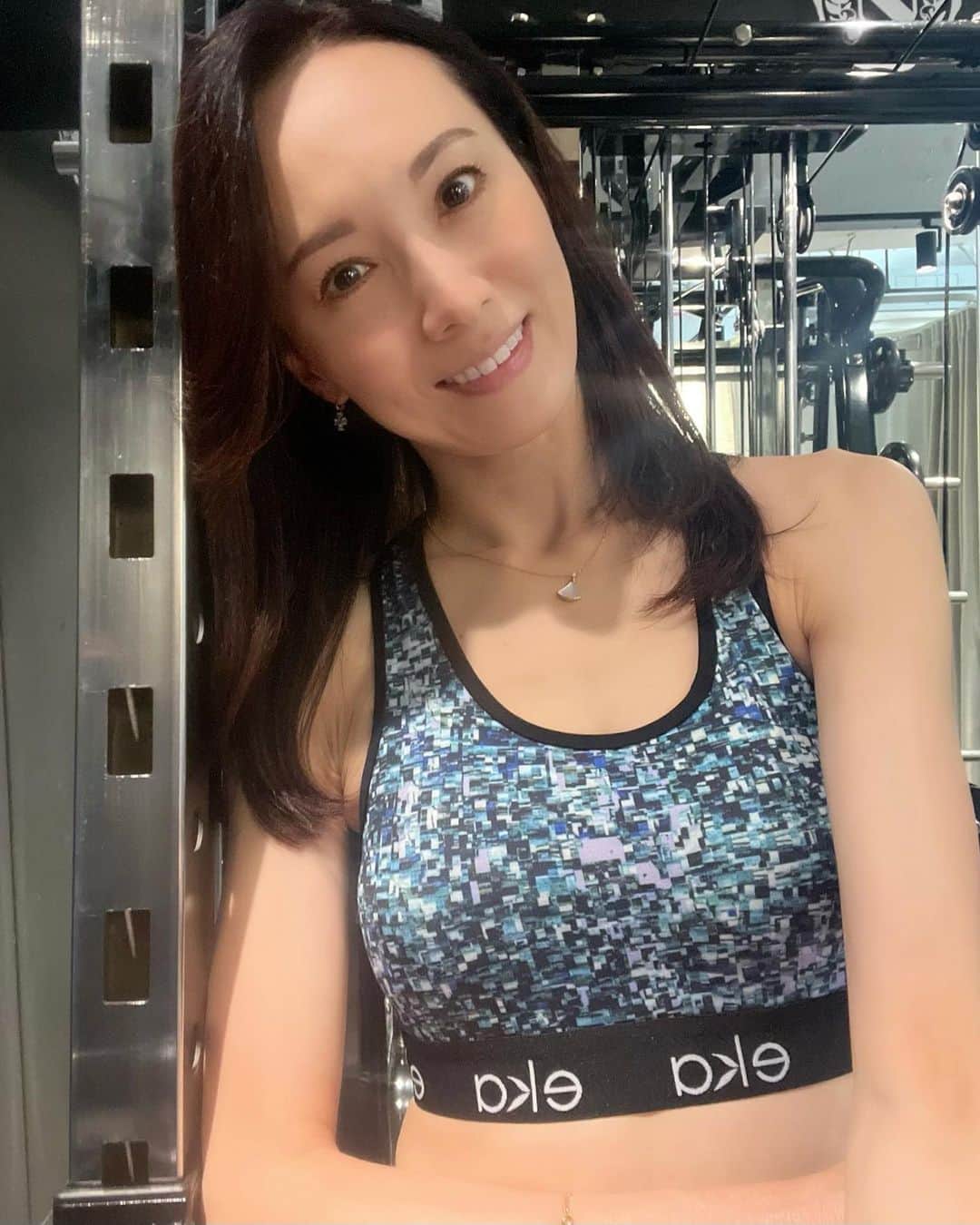 のインスタグラム：「・ ・ ・ 『トレーニング』 ・ ・ @ginza.pbg でトレーニング♪ ・ ・ 去年の今頃は「水着を着る！」と言う 目標に向かってトレーニングを頑張ってたなぁ〜 懐かしい…笑 ・ ・ ・ 今は特に目標は無いけれど 継続することが大事かな⁈と思って 頑張ってます♪ ・ ・ ・ #駒田奈美#モデル#アラフィフ#美魔女#トレーニング#パーソナルトレーニング#銀座#筋トレ#筋トレ女子 #ジム#ジムニー #ジムニー女子 #水着#目標#継続#継続は力なり #頑張る」