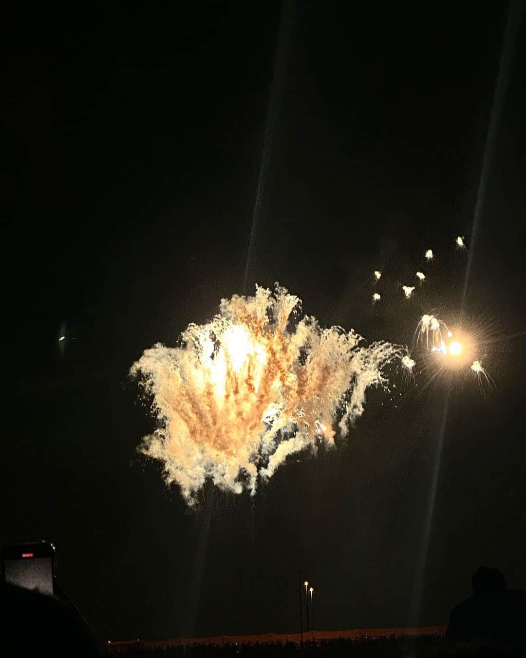 雨宮みさきさんのインスタグラム写真 - (雨宮みさきInstagram)「野郎3人で足立の花火大会🎇 優勝は焼きそばだった。」7月23日 16時19分 - misaki_amamiya_official