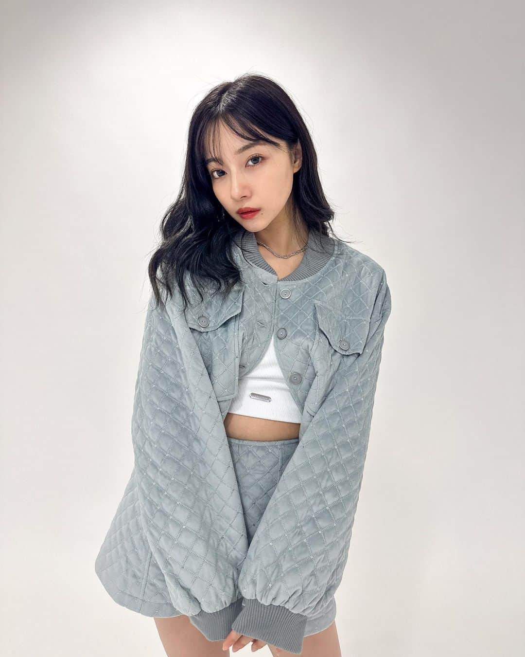 村瀬紗英のインスタグラム：「#dailylook 8/6 ANDGEEBEE 2023AW展示会🖤🦊  可愛い生地を見つけてしまい セットアップが作りたくなって実現🩵 少し起毛した光沢のあるベルベット素材で くすみブルーの色も絶妙で気にってる☺️  単品使いもしやすいアイテム🍭🎵  ⭐️キルティングブルゾン（10月発売予定） 袖口と首元にはリブがあって甘くなりすぎず、 ゆったり着れるけど丈はジャストサイズなので 全体のバランスも取りやすい形になってます！ 前を閉めて着ても可愛いよ💓  ⭐️キルティングショーパン（10月発売予定） 裾に向かって広がるデザインで細見え効果✨ 横ジッパーと縦にラインが入ってるので 綺麗なシルエットでスタイルアップできます^_^  甘めに着ても今ぽく肌見せして着ても可愛い☺️♡  もう一色はブラックになります！ 自分でもどっち注文するか迷うなあああ 展示会では両色みれるので楽しみにしててね〜✌🏻  #ANDGEEBEE #AW #2023 #Collection #展示会」