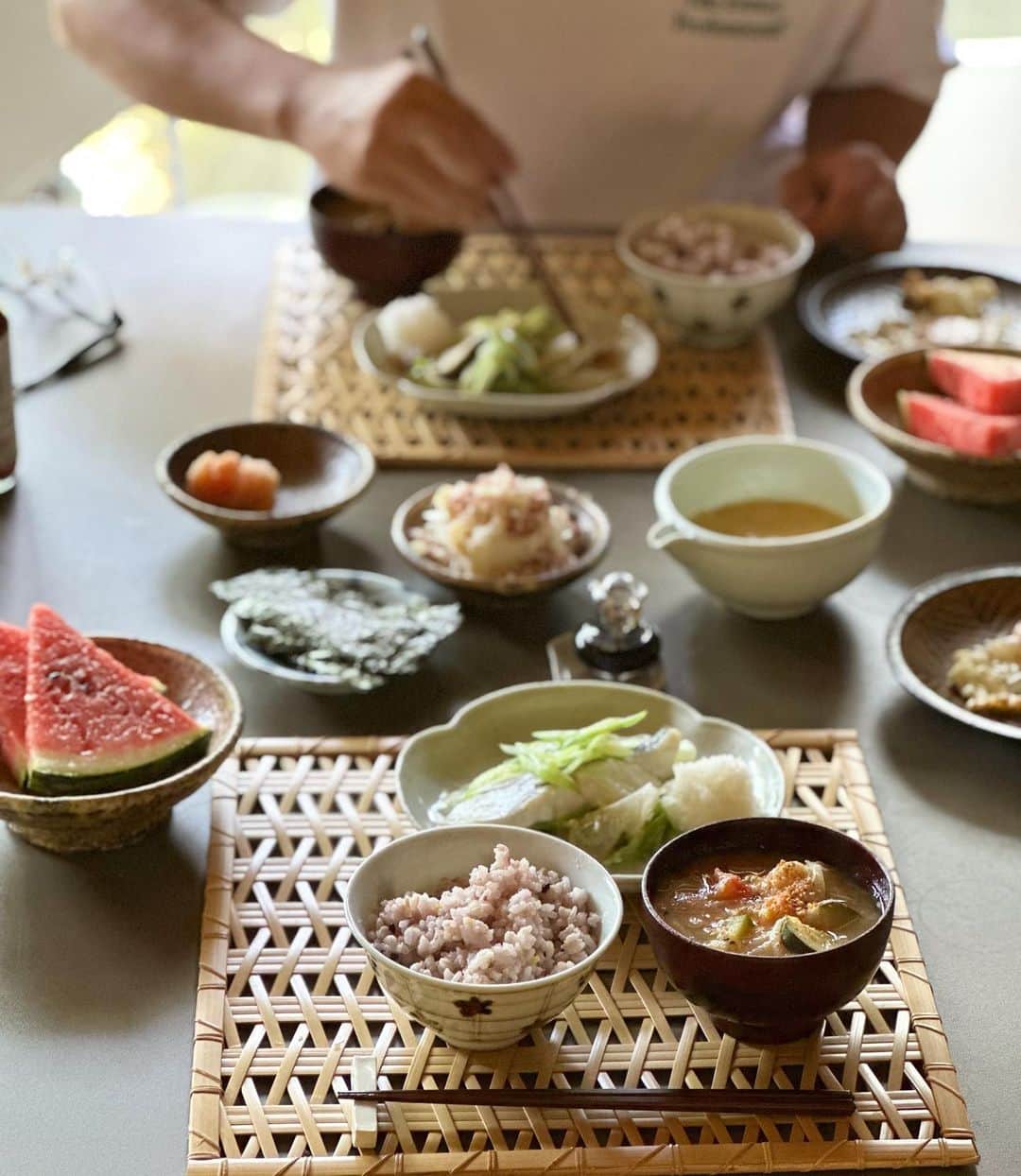 小堀紀代美のインスタグラム：「すいかには塩しっかりめにふります。朝の水分補給。いただいたすいかがおいしい！🍉🍉🍉  だんだん早起きになって、朝ごはんをしっかり食べます。でもいつもは、わさっと。今朝は、きちんと調えるゆとりがありました😆  定番ごはんは、 玄米、雑穀米いりごはん 具沢山味噌汁（豚汁だったり） お豆腐、納豆、海苔、目玉焼きなど。 あとは、お魚があったりなかったり。  今朝は、切り身のすずきをレタスとねぎと一緒に蒸篭で蒸して、大根おろしとポン酢で。  魚は表面の水気を拭き、塩を全体に振り、水分が出てきたら優しく洗い、拭いてから調理するとおいしいです。」