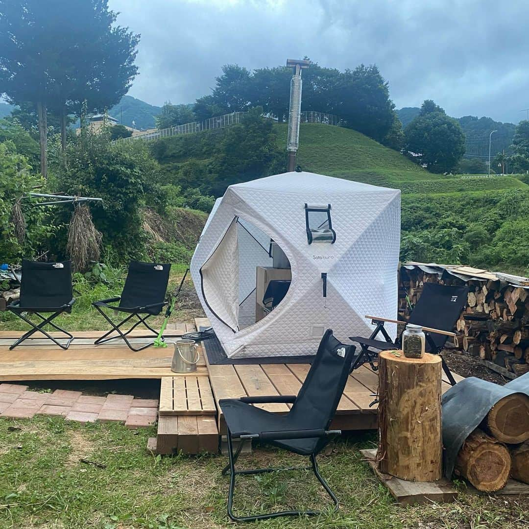 入来茉里さんのインスタグラム写真 - (入来茉里Instagram)「先日、長野県へ 野沢温泉が有名な土地で 豊富な水が生み出した絶景を体験してきました。  まず驚いたのは 住宅のすぐ横で水汲みができる『湧水』がすごく美味しかったこと☺️ その水を持って ブナ林の中をハイキング。 無農薬野菜を収穫して、その場で丸かじり。 源泉かけ流しの野沢温泉では地元の方とふれあい。 夜サウナの水風呂も野沢の綺麗な湧き水で入れるという贅沢な空間。 サウナは @madsaunist  温度、湿度、香り そして星空が素晴らしくて、最高に整いました。  みんなも行ってみたくなった☺️？ @lifefarmingcamp   #lifefarmingcamp #長野 #野沢温泉 #サウナ #温泉 #サウナ女子 #プチ旅行 #森林浴 #sauna #japan #nagano」7月23日 10時57分 - iriki.mari_official