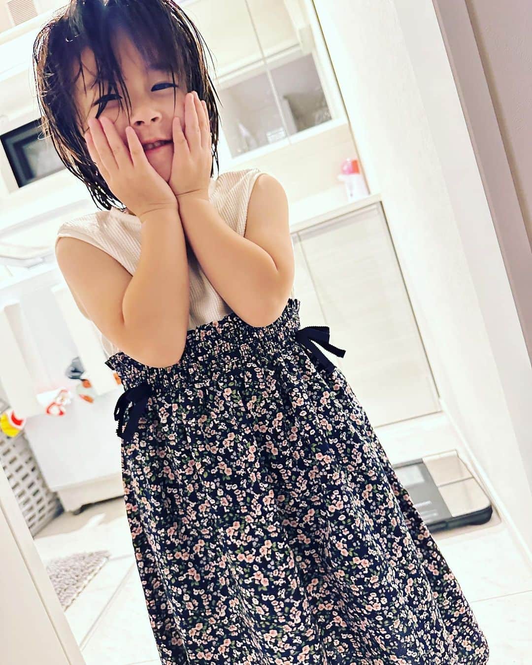 美奈子のインスタグラム：「お姉ちゃんのワンピースをこっそり着て ご機嫌な末っ子小雪。  くるくるまわってスカートがふわふわになるのが 嬉しいみたい。  いつもは ズボン派な小雪だけど スカートも好きなんだなあ✨  可愛い💚  #ふわふわ #ワンピース #末っ子小雪 #美奈子」