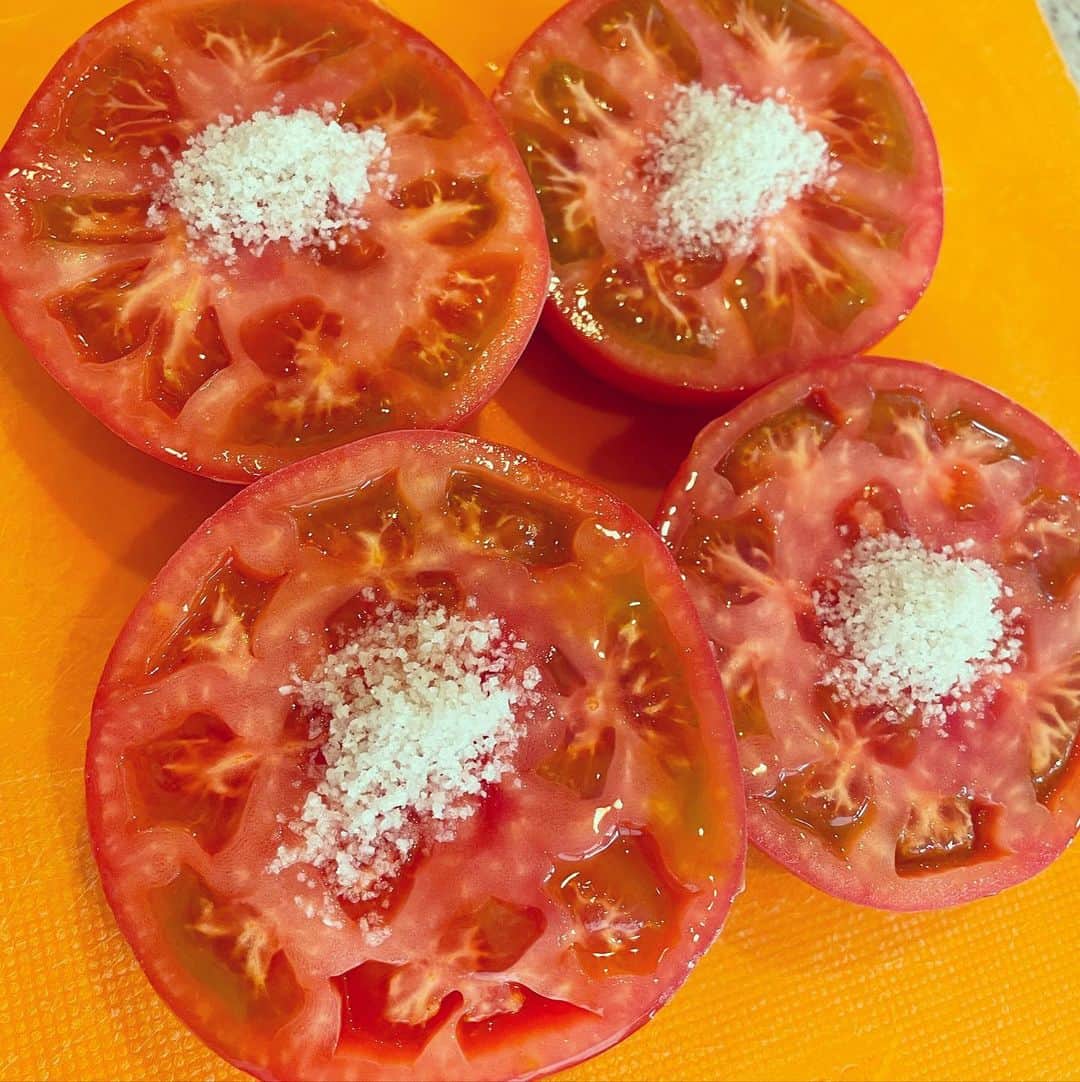 青田典子さんのインスタグラム写真 - (青田典子Instagram)「阿川佐和子さんから、美味しいトマトをいただいてレシピまで教えていただきました🍅♡  ありがとうございました☺️  作り方 ①トマトを半分に切って、少し多めの塩をふる。  ②ボウルにパン粉、ニンニク、パセリを入れて混ぜ オリーブオイルをかけて、さらに混ぜる。  ③  ②をトマトの上にのせて、オリーブオイルをまわしかけて、オーブン(200度) で15分焼く。  焼いたトマトが本当に美味しかったです 🍅♡」7月23日 11時12分 - norikoaota
