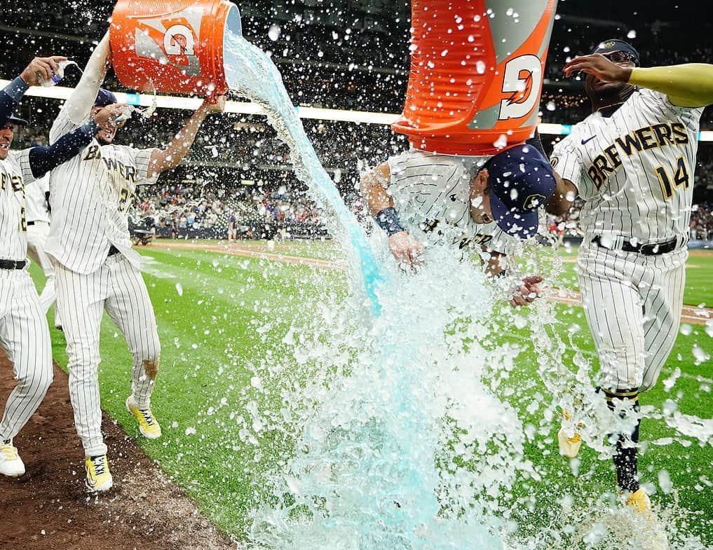 ミルウォーキー・ブルワーズのインスタグラム：「That’s a two-buckets-of-Gatorade kind of game.   #ThisIsMyCrew」