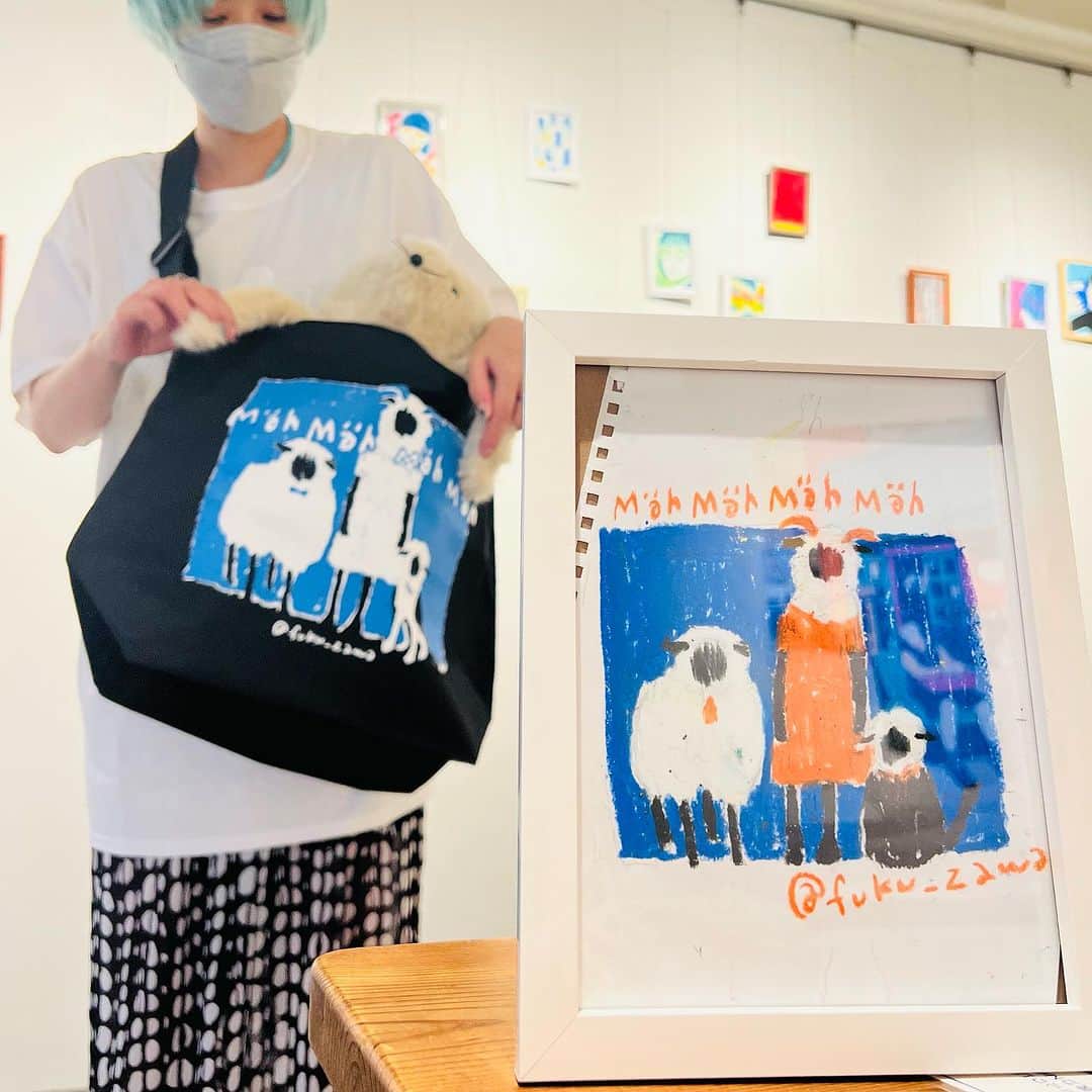 のインスタグラム：「大阪個展２日目ありがとでした！本日最終日おまちしてますメ #drawing #午後には溶けていた #illustration #個展 #展示#大阪個展 #サクラクレパス #Crepas #心斎橋 #ギャラリーササキ商店」