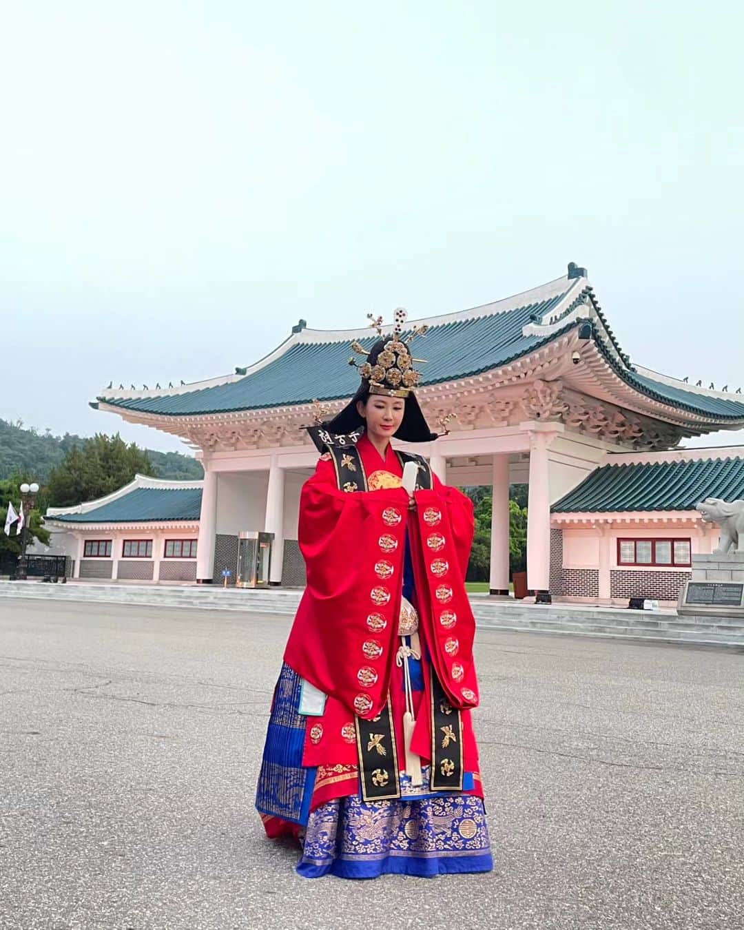 のインスタグラム：「보훈부 승격으로 국립묘지에 대한 예우와 추모의 의미를 담아 연 최초의 패션쇼  오랜만에 왕으로 함께한 일국과 멋진 노래로 무대에 선 알리와🩵」