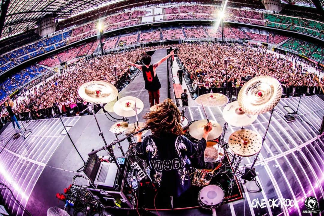ONE OK ROCKさんのインスタグラム写真 - (ONE OK ROCKInstagram)「Milan!!  #ONEOKROCK #MUSE #Europe #tour photo by @julenphoto」7月23日 11時11分 - oneokrockofficial
