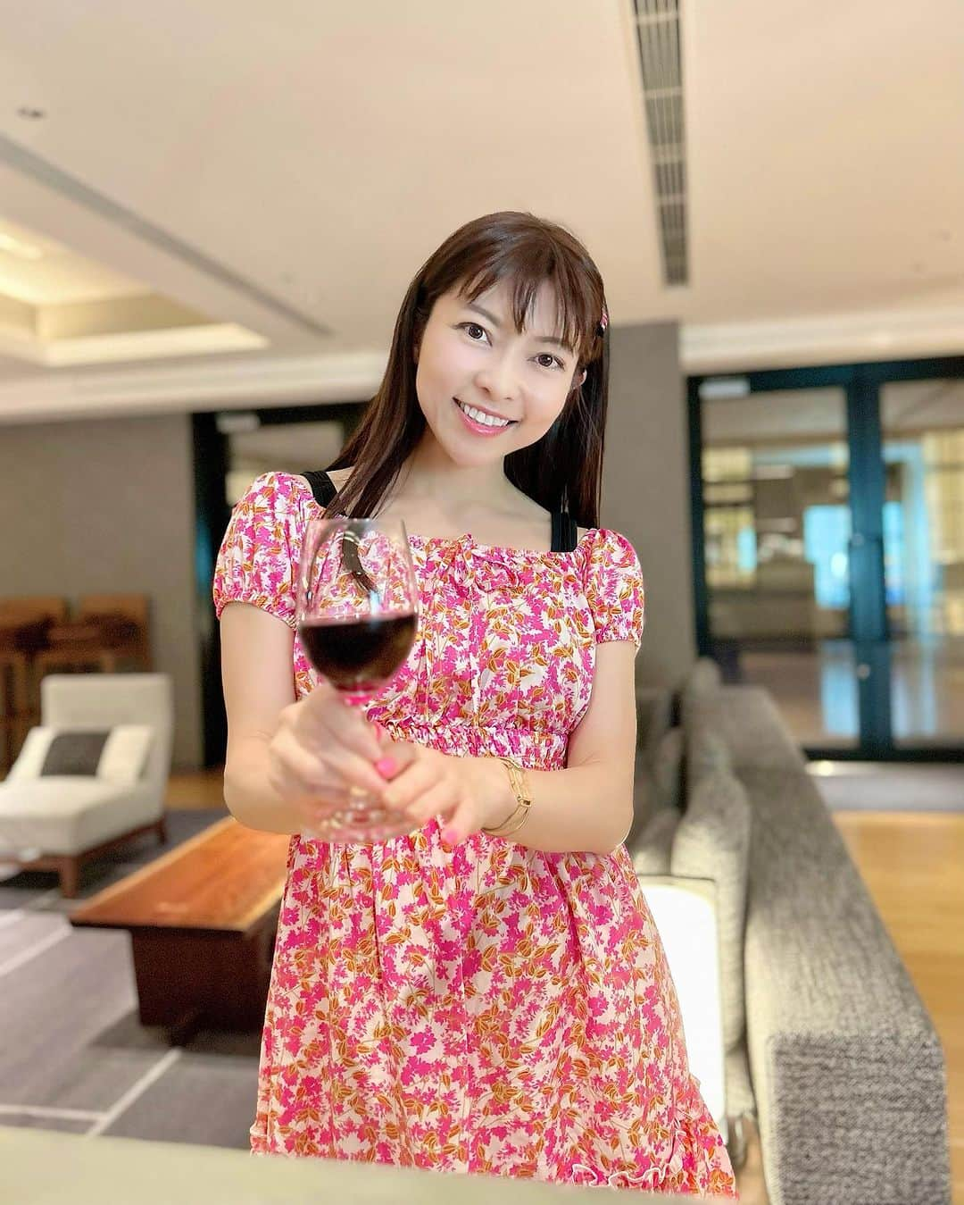 DJ MIYAさんのインスタグラム写真 - (DJ MIYAInstagram)「こんにちは🎀今月は京都も行きました♥️  京都『ザ・ゲートホテル京都高瀬川 by HULIC 』様  宿泊レポート【3階　Lounge & Patio】編  ホテル3階のLounge & Patioではゆっくり本を読んだり夜の時間帯は赤ワインと白ワインなど楽しめますう❤️  こちらは宿泊者専用です♡カードをかざさないと止まらないfloorなのでセキュリティー万全♡  トマトジュースやコーヒーなど飲み物の種類も沢山あるよ♪軽いお煎餅とかもありまーす。  1日目夜は焚き火Fire pitにあたりながらそこで自分で焼く『焼きマシュマロ』が美味しくて何回もスモアしちゃった💗  京都のホテルで焚き火が楽しめるところは貴重だと思います♡  ファイアーピットとワインと焼きマシュマロを味わう神秘的なひとときでした❤️  ラウンジも楽しめますし♡リトリートルームでは嶋原太夫さんの催しも拝見することができてとても素敵な時間が過ごせました⭐︎✨🌟💫  ラグジュアリーな空間であたたかいひとときを🍷  ◉Wifi: 有り ◉ 駐車場 : 無し  ◉ 総部屋数： 184室  ◉最寄駅 京都河原町駅から徒歩3分  京都府京都市中京区備前島町３１０−２  撮影日:6.July.2023  #gatehotel #gatehotelkyoto  #ザゲートホテル京都高瀬川 #そうだ京都行こう #日本旅游 #京都旅游 #京都旅行 #京都 #四条河原町 #祇園四条 #ワーケーション #ホカンス #京都ホテル #トラベルインフルエンサー  #ゲートホテル#旅インフルエンサー #旅インスタグラマー #ラグジュアリーホテル #旅ブロガー #インフルエンサー #インスタグラマー #京都大人旅 #京都河原町 #Japantravel  #京都大人旅 #京都旅行記 #ホテルライフ #国内旅行 #マイトリップMIYA」7月23日 11時30分 - dj_miya