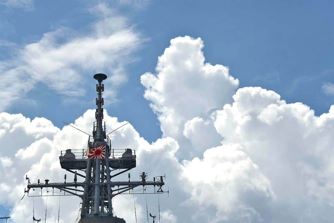 海上自衛隊さんのインスタグラム写真 - (海上自衛隊Instagram)「もくもくと夏の雲 皆様、熱中症にはお気をつけくださいね！  #ファインダー越しの世界 #さみだれ #海上自衛隊 #夏雲」7月23日 11時30分 - jmsdf_pr