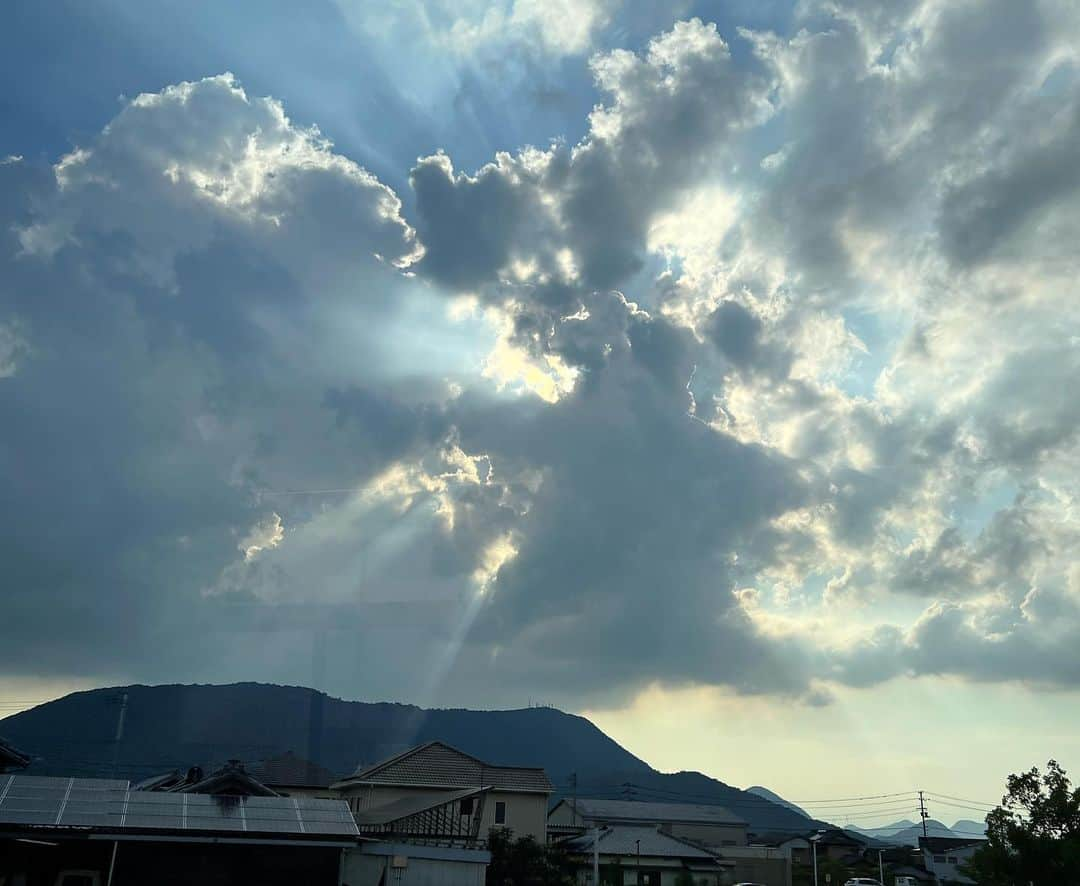 原日出子さんのインスタグラム写真 - (原日出子Instagram)「この子たちの夏 四国公演✨ 松山から 観音寺と移動して 無事に終わりました。 観音寺では 根岸季衣さんの ご主人のご実家のみなさまに 大変お世話になりました。 義父様はじめ ご主人様や 仕出し屋さんをなさっている ご親戚の皆様のおかげで 素晴らしい景色や 美味しいご飯 お弁当やお土産まで😍 おかげさまで 楽しい思い出がいっぱいの 公演の旅となりました☺️ 朝早く仕入れから 焼き上げまでしてくださった 穴子の長焼き❣️ 楽しみにいただきます☺️  #芝居の旅 #四国公演 #観音寺 #銭形砂絵 #美味しいお鮨 #穴子の長焼き #仕出し弁当」7月23日 11時30分 - hara_hideko