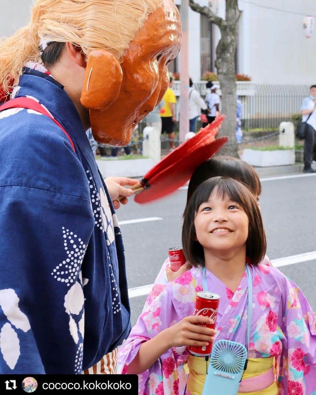 倉敷市さんのインスタグラム写真 - (倉敷市Instagram)「#クラシキブンカ に投稿された作品からいいなと思う作品をリポストさせてもらっています。  @cococo.kokokokoさんの作品です。 よろしくお願いします。  #Repost @cococo.kokokoko with @use.repost ・・・ 倉敷天領祭り  ☺︎ ☺︎ ☺︎ 素隠居さんに頭ポンポン⤴︎⤴︎ ☺︎ ☺︎ 私にもポンポン⤴︎⤴︎ 健康に賢くなれるおまじない∩^ω^∩ ☺︎ #倉敷市 #玉野写真部 #その瞬間は永遠の思い出  #日本を元気にしたい  #みんなのふぉと  #おかやまナツ旅  #クラシキブンカ #くらしきでくらす  #天領祭り #素隠居 #sharaku_photostudio  #find_new_okayama  #everones_photo_club #mst_photo #camecon_photo #love_bestjapan  #loves_amazing_group #all_lily_bestpic #sumasumatai_love  #explore_skies_ #happy_rainbowclub #loves_amazing_group  #japan_hirogaridoumei #tokyocameraclub  #raytrek_uniquetome  #raytrek #raytrek_photo」7月23日 11時22分 - kurashiki_city