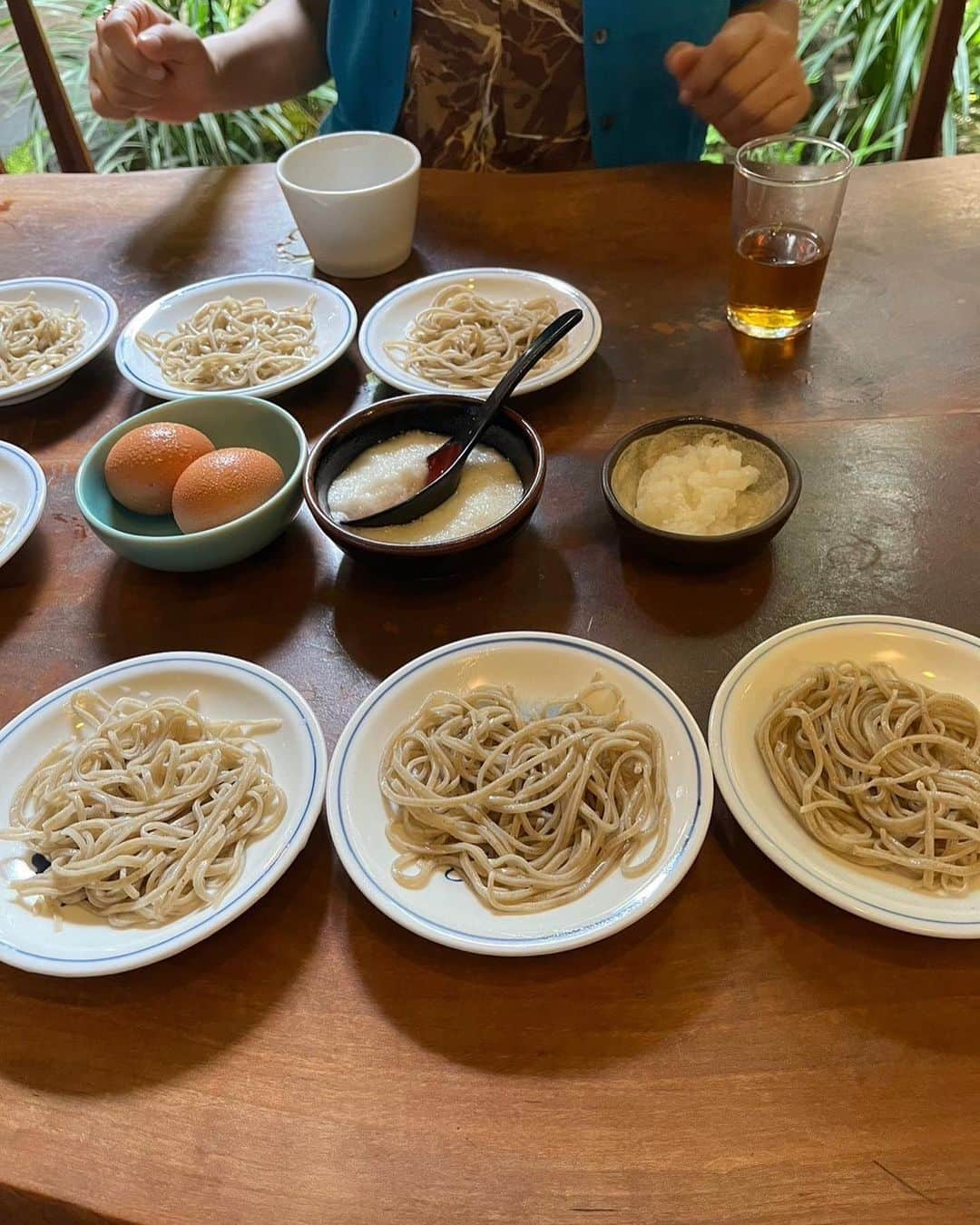 羽田美智子さんのインスタグラム写真 - (羽田美智子Instagram)「兵庫県出石城🏯 城下町っていいですよね✨✨  お城近くに出石皿そばのお店がたくさんある文化なのですが『甚兵衛そば』屋さんでお食事することに。  『甚』という文字を見ると親近感が沸きますが、甚兵衛さんも同じだと仰って、、うちの前掛けをかけてお出迎えしてくれました😭  ご主人と音楽の話で盛り上がり、お蕎麦の食べ方を伝授してもらい  早速メイクの優ちゃんに 知ったかぶりしておせっかいしました。  美味しいお蕎麦でした。 近くに行かれたら是非！  @casa_fline @vendomeaoyama_official」7月23日 11時31分 - michikohada