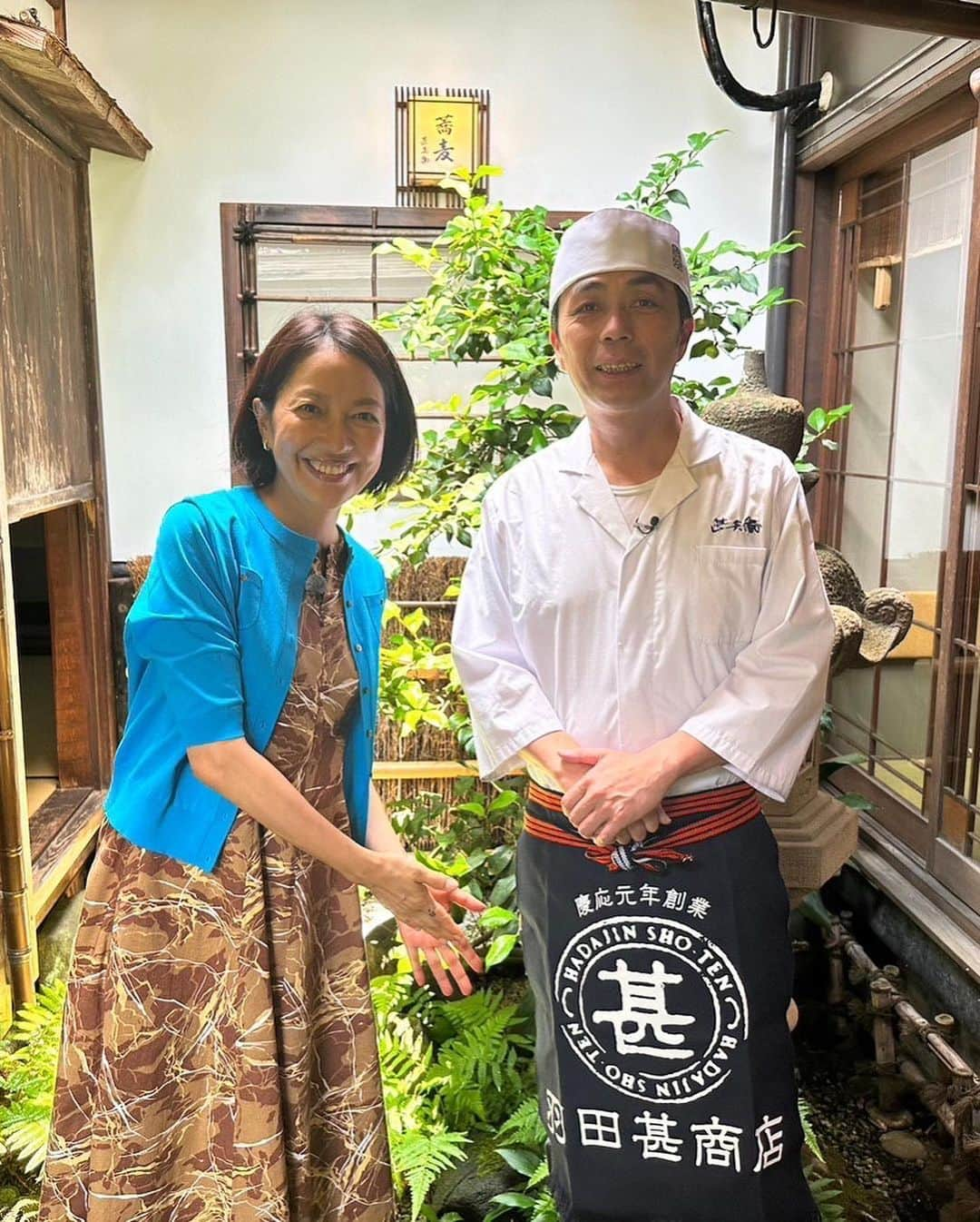 羽田美智子さんのインスタグラム写真 - (羽田美智子Instagram)「兵庫県出石城🏯 城下町っていいですよね✨✨  お城近くに出石皿そばのお店がたくさんある文化なのですが『甚兵衛そば』屋さんでお食事することに。  『甚』という文字を見ると親近感が沸きますが、甚兵衛さんも同じだと仰って、、うちの前掛けをかけてお出迎えしてくれました😭  ご主人と音楽の話で盛り上がり、お蕎麦の食べ方を伝授してもらい  早速メイクの優ちゃんに 知ったかぶりしておせっかいしました。  美味しいお蕎麦でした。 近くに行かれたら是非！  @casa_fline @vendomeaoyama_official」7月23日 11時31分 - michikohada