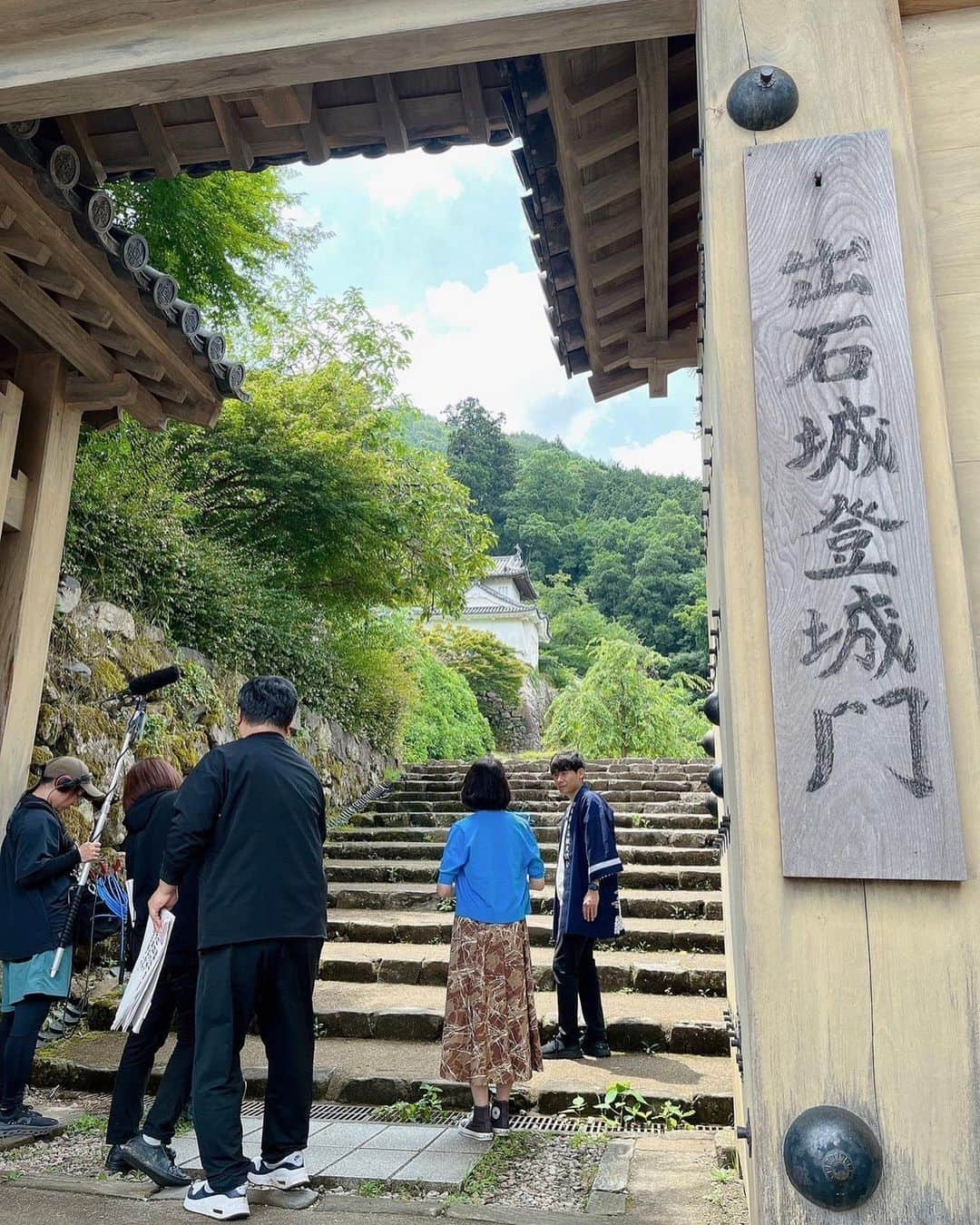 羽田美智子さんのインスタグラム写真 - (羽田美智子Instagram)「兵庫県出石城🏯 城下町っていいですよね✨✨  お城近くに出石皿そばのお店がたくさんある文化なのですが『甚兵衛そば』屋さんでお食事することに。  『甚』という文字を見ると親近感が沸きますが、甚兵衛さんも同じだと仰って、、うちの前掛けをかけてお出迎えしてくれました😭  ご主人と音楽の話で盛り上がり、お蕎麦の食べ方を伝授してもらい  早速メイクの優ちゃんに 知ったかぶりしておせっかいしました。  美味しいお蕎麦でした。 近くに行かれたら是非！  @casa_fline @vendomeaoyama_official」7月23日 11時31分 - michikohada