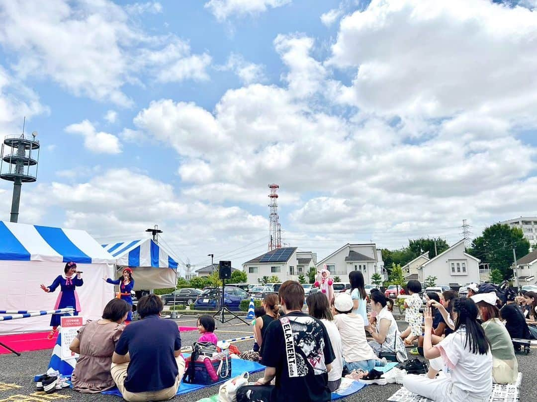 加藤一華さんのインスタグラム写真 - (加藤一華Instagram)「. 八王子住宅公園＆ハウジングワールド立川🏠 ステージ無事終了しました〜！！✨  暑い中各地から駆けつけてくださったみなさん、 ありがとうございました！🥳  ほんっとーに暑かったけど、 みなさんしっかり熱中症対策してくださってて安心☺️👒 みんなでお水「かんぱーい！」も楽しかったね🌟  青空の下でダンスとっても爽快だった🕺 最後までみんなと楽しく駆け抜けられてよかったです😳🌈 最近で一番「夏」を感じたかも！  ０歳からの"夏フェス"でしたね😎🌴笑  ライブでたくさん歌って笑って 昨日はぐっすり寝れました😴  パパママ、お子さんたちも そうでありますように…😌🌙 いつもお疲れさまです！  ⭐︎  来月は8月6日(日)、ハウジングギャラリー水戸＆すまいりんぐひたちなかでお会いしましょう〜！！！🎪🌈 入場無料です🌼🌼  体力つけなきゃ！！！💪  #ボンボンアカデミー #親子イベント #親子イベント東京  #いちなる #八王子住宅公園  #ハウジングワールド立川」7月23日 11時32分 - ichika_kato