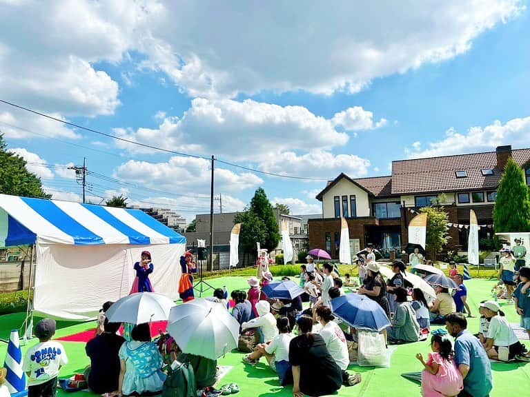 加藤一華さんのインスタグラム写真 - (加藤一華Instagram)「. 八王子住宅公園＆ハウジングワールド立川🏠 ステージ無事終了しました〜！！✨  暑い中各地から駆けつけてくださったみなさん、 ありがとうございました！🥳  ほんっとーに暑かったけど、 みなさんしっかり熱中症対策してくださってて安心☺️👒 みんなでお水「かんぱーい！」も楽しかったね🌟  青空の下でダンスとっても爽快だった🕺 最後までみんなと楽しく駆け抜けられてよかったです😳🌈 最近で一番「夏」を感じたかも！  ０歳からの"夏フェス"でしたね😎🌴笑  ライブでたくさん歌って笑って 昨日はぐっすり寝れました😴  パパママ、お子さんたちも そうでありますように…😌🌙 いつもお疲れさまです！  ⭐︎  来月は8月6日(日)、ハウジングギャラリー水戸＆すまいりんぐひたちなかでお会いしましょう〜！！！🎪🌈 入場無料です🌼🌼  体力つけなきゃ！！！💪  #ボンボンアカデミー #親子イベント #親子イベント東京  #いちなる #八王子住宅公園  #ハウジングワールド立川」7月23日 11時32分 - ichika_kato