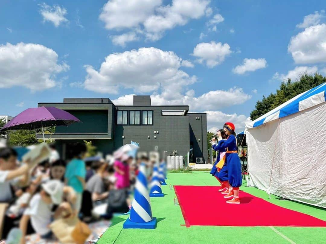 加藤一華のインスタグラム：「. 八王子住宅公園＆ハウジングワールド立川🏠 ステージ無事終了しました〜！！✨  暑い中各地から駆けつけてくださったみなさん、 ありがとうございました！🥳  ほんっとーに暑かったけど、 みなさんしっかり熱中症対策してくださってて安心☺️👒 みんなでお水「かんぱーい！」も楽しかったね🌟  青空の下でダンスとっても爽快だった🕺 最後までみんなと楽しく駆け抜けられてよかったです😳🌈 最近で一番「夏」を感じたかも！  ０歳からの"夏フェス"でしたね😎🌴笑  ライブでたくさん歌って笑って 昨日はぐっすり寝れました😴  パパママ、お子さんたちも そうでありますように…😌🌙 いつもお疲れさまです！  ⭐︎  来月は8月6日(日)、ハウジングギャラリー水戸＆すまいりんぐひたちなかでお会いしましょう〜！！！🎪🌈 入場無料です🌼🌼  体力つけなきゃ！！！💪  #ボンボンアカデミー #親子イベント #親子イベント東京  #いちなる #八王子住宅公園  #ハウジングワールド立川」