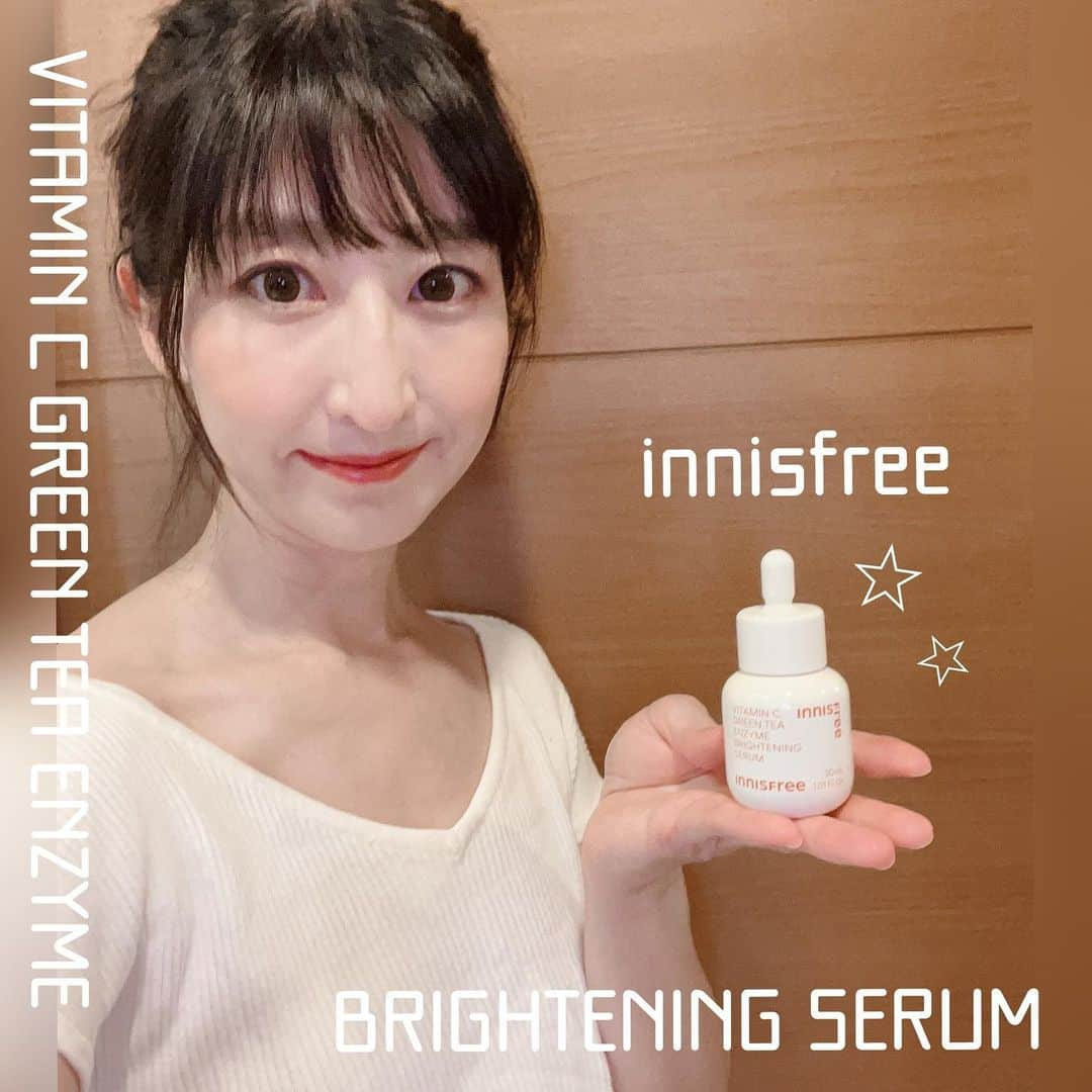 土屋香織さんのインスタグラム写真 - (土屋香織Instagram)「❁innisfree 𓂃*·⑅ イニスフリーシリーズ気に入って色々試してます♡ ビタCグリーンティエンザイムブライトセラムはスポイトから濃密な美容液がとろっと✨ 肌へのビタミンCの吸収率を良くするために デュアルビタミンC誘導体*を配合♡ *1テトラヘキシルデカン酸アスコルビル(整肌成分)、3-O-エチルアスコルビン酸(整肌成分) . それから特許成分【グリーンティーエンザイム*】が、古い角質をマイルドにケアして肌の凹凸やキメをなめらかに整えて、毛穴を目立ちにくくさせてくれるっていう欲しいが濃縮された1本♡ *プロテアーゼ(整肌成分) . すーっととっても肌馴染みがいいから毎回使うのが楽しみで☺️ . 6/1新発売✨ 全国直営店・公式オンラインショップ・Qoo10・楽天市場店・Amazon・@cosme SHOPPINGなどで取り扱いありです☺️ . . . #イニスフリー #ビタミンc美容液 #innifriends #pr」7月23日 11時35分 - kaorintsuchiya