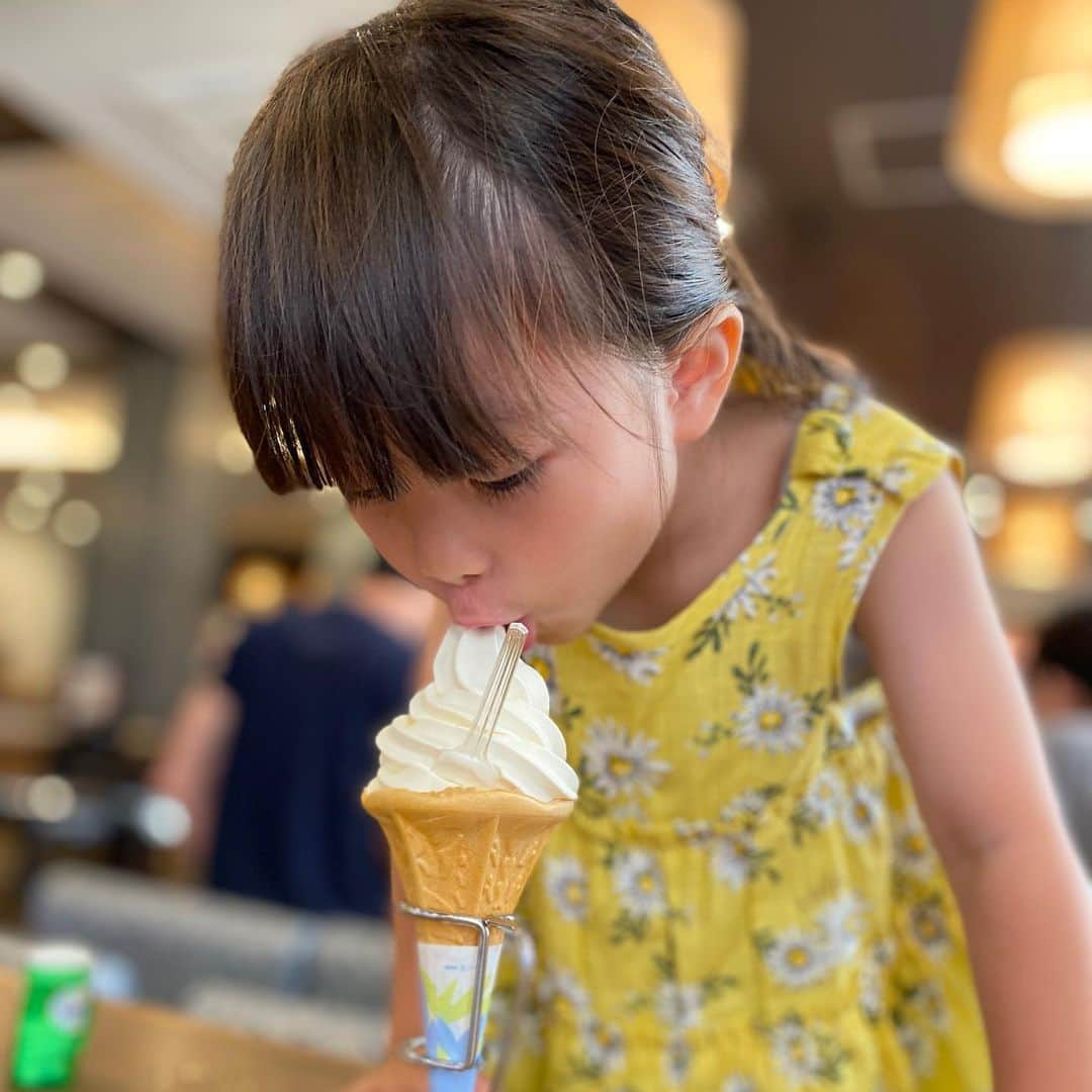 安田由紀奈さんのインスタグラム写真 - (安田由紀奈Instagram)「とあちゃんは銭湯が好き。 色んな街の銭湯に行きます♨️ スーパー銭湯から田舎町の銭湯まで... まぁそのあとのアイス目的だけどね🍨  #キッズコーデ #キッズコーデ女の子  #温泉 #銭湯 #ソフトクリーム」7月23日 11時36分 - toatoachannel