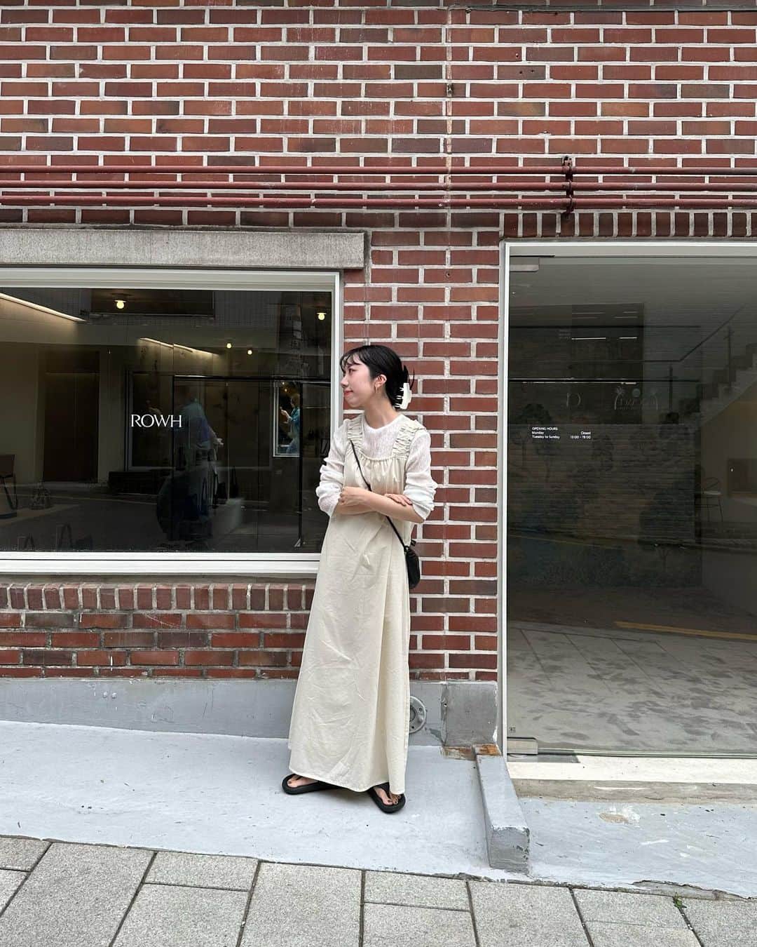 kannnaのインスタグラム：「ヘアクリップつけてみた日🧏🏻‍♀️📎 コーデ可愛くてシアーと合わせたけど 韓国暑すぎて溶けた🫠 いろんな合わせできるの ウレシイネ♪  #韓国　#韓国ファッション #ヘアクリップ　#ヘアクリップアレンジ  #apc #lawgy」