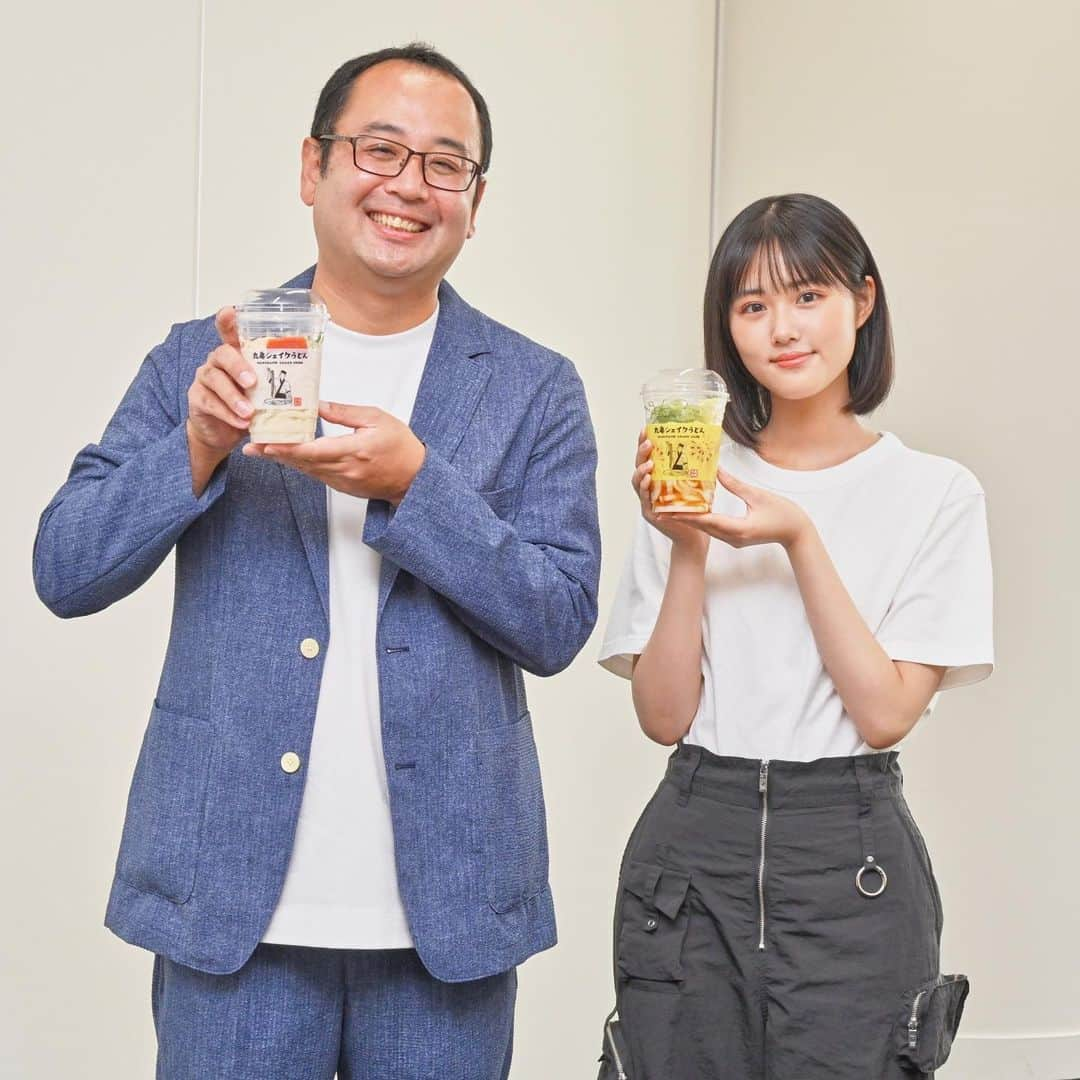 原菜乃華のインスタグラム：「丸亀製麺・山口社長にたくさんのサマーシェイクうどんをお仕事現場に差し入れして頂きました。ひえひえでとってもおいかったです︎！ ありがとうございました︎☺︎ 丸亀製麺ではサマーシェイクうどんの全国差し入れキャンペーンが始まっています！ 応募してくれた方の中から抽選でシェイクうどんを差し入れさせて頂きます。 ぜひみなさんも応募していてくださいね。 詳しくはWEBサイトで🍋  #丸亀シェイクうどん #PR」