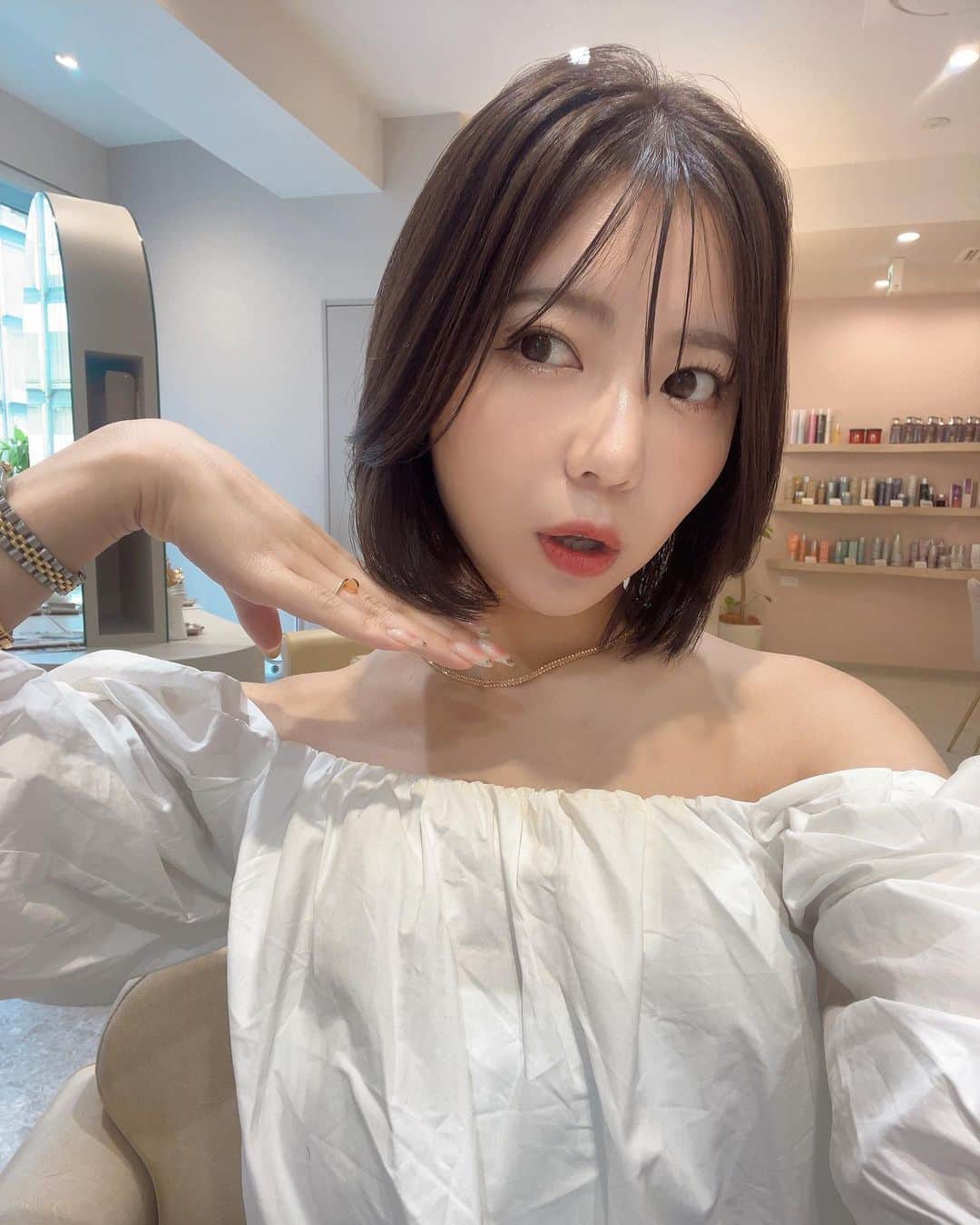 のインスタグラム：「美咲さんに髪の毛可愛くしてもらた❤︎@_misaki23   ちょっと前髪作って色もきれいにしてもらってトリートメント✨  髪の毛綺麗だとテンション上がるね😍  いつもありがとうございます🤩」