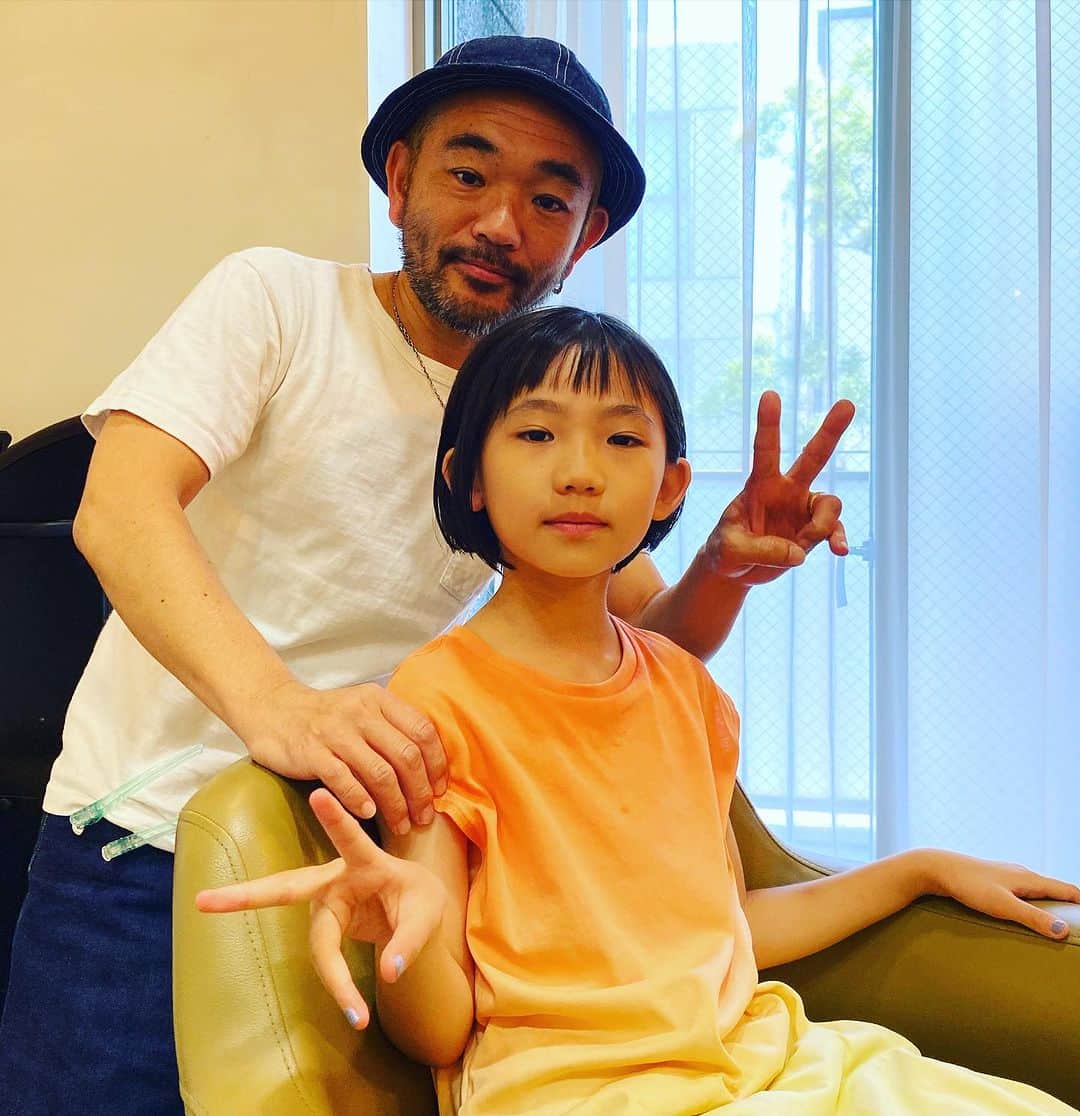 のインスタグラム：「眠そう。  ずっとお世話になっている 菊雄さんにカットしてもらうむすめ。  しかも菊雄さんのお嬢さまに、むすめが似ている。」