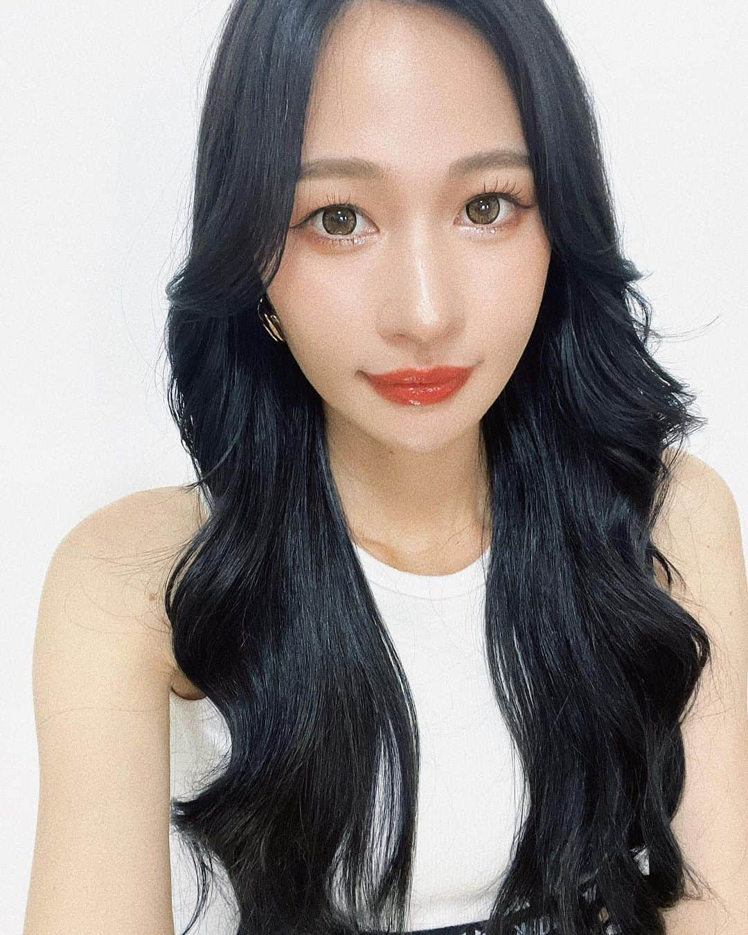 二重の女神 まあささんのインスタグラム写真 - (二重の女神 まあさInstagram)「𝐁𝐞𝐚𝐮𝐭𝐲. ⁡ new hair💇🏻‍♀️💖 前回の暗髪気に入ってたから今回も暗く🖤 ⁡ 巻いてるからあまり分からないかもだけど 顔周り結構カット✂️したよ✨✨ ⁡ ⁡ そして月一肌メンテでお世話になってる @lello_beauty_salon さん❤︎ ⁡ 今回はクリスティーナのフォーエバーヤング★ ペプチドやビタミンA•C•Eが入っていて、さらに頭•顔•デコルテまでしっかりマッサージもしてくれるの💆🏻‍♀️ ⁡ 美肌はもちろん、引き締め効果+小顔になれる贅沢な施術だよ😍(肝心なマッサージシーン、アプリのフリーズにより保存出来なくて消えちゃった😢悲しすぎ...) ⁡ いつも担当して下さってる井上さん♡ @lelloch_m  今回も癒しの時間をありがとうございました♥️!! マッサージ💆🏻‍♀️気持ち良すぎたぁ、、 ⁡ ⁡ #newhair #newhaircolor #暗髪 #暗髪カラー #暗髪ロング #美肌ケア #肌メンテ #美容好き #クリスティーナ #クリスティーナ化粧品 #フォーエバーヤング #CHRISTINA #FOREVERYOUNG #LELLO #美肌専門サロン #肌質改善サロン #恵比寿」7月23日 11時55分 - maasa.05