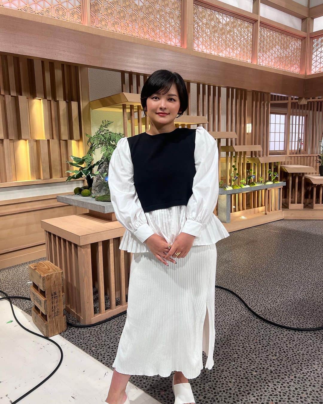 みたらし加奈のインスタグラム：「珍しく出演記録。ちゃんと載せていきたい🥲がんばる！！  今朝はサンデーモーニングでした。 いつもいつも感謝です、、🌿 コーデはこんな感じでした。  🌺  沖縄での日焼け、 色んな方に心配していただいてるんですが なんとか赤みと痛みはなくなりました🔥  テレビ越しに見るとあんまり日焼けわからないかな？  あんなに「熱中症に気をつけて！」と 注意喚起をしておきながら、 既に2回ほど熱中症になってしまったので、 本当にみんな気をつけて❗️  自覚症状ないまま具合悪くなるから😭 熱中症のサインはThreadsの方に載せてます。  🍡  しばらくは「みたらし団子」色の みたらし加奈でよろしくお願いします。🙇‍♂️  #サンデーモーニング  #TBS」