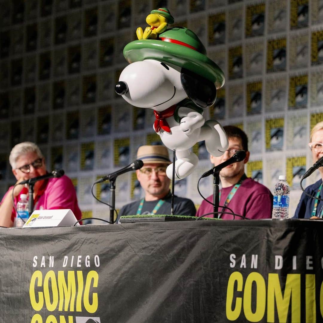 スヌーピーのインスタグラム：「Comic-Con continued today with our panel! The incredible panelists discussed all new content on Apple TV+, the Snoopy Apple Watch face, and the brand new Macy’s Thanksgiving Day Parade balloon featuring Beagle Scout Snoopy and Woodstock!」