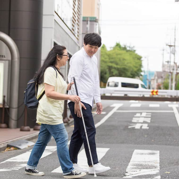 soarさんのインスタグラム写真 - (soarInstagram)「「同行援護ってやっぱり人間性とかコミュニケーション力とか、相性が大切だと思うんです。だって、同行援護じゃなくても、もし気の合わない誰かと何時間も黙って一緒に歩くなんて辛いじゃないですか。同行援護はただ一緒に歩くだけの仕事ではないので、ガイドの仕方がうまいとか、説明が分かりやすいとか、もちろんそういうのも大事なんですが、やっぱり一番は、人柄とか人間性です」 ・ ・ 視覚障がい者の方に付き添い、視覚情報を口頭で伝えながらお出かけをサポートするサービス”同行援護”を行う事業所otomo。お話を伺うとともに、視覚障害者の方と、買い物や映画など好きなところへお出かけをする“同行援護”にも、実際に同行させてもらいました🕊💐 ・ ・ 「視覚障害者に寄り添い、お出かけをサポートする『同行援護』って知ってる？otomoが叶える『外出したい！』の夢」 https://soar-world.com/2017/10/30/otomo/ ・ ・ 「soar(ソアー)」は、人の持つ可能性が広がる瞬間を捉え、伝えていくメディアです🕊✨☘ https://soar-world.com/ ・ ・ #soar_world #視覚障害者 #視覚障害 #障害 #障害者 #お出かけ #サポート #同行援護 #otomo #訪問介護 #社会参加 #旅行 #ヨガ #ヨガ教室 #iphone教室 #iphone #離婚 #視力 #インターネット #ネットラジオ #音声読み上げソフト #画面読み上げソフト #ガイドヘルパー #介護事業所 #福祉 #美容室 #コンビニ」7月26日 21時00分 - soar_world