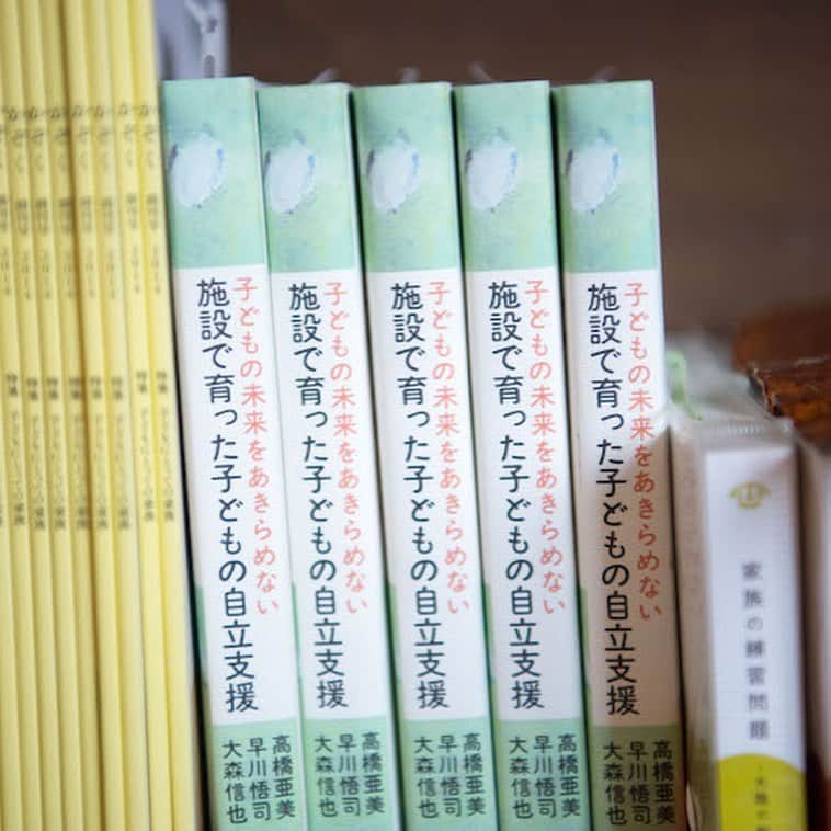 soarさんのインスタグラム写真 - (soarInstagram)「「『生まれてきてくれてありがとう』っていう言葉がありますよね。親が子供に伝える言葉で。でも施設で出会った子たちは、この言葉が大嫌いだというんです。産んでくれなんて頼んでないし、産んだんならなんでこんなふうにしたんだって、悲しみと怒りを抱くんです。それを聞いて、ああ、それは大人側の勝手なコメントなんだなって気付きました。だから私は、いつも相談してくれる人たちに『これまで生きていてくれてありがとう』と伝えています。10歳の子にも15歳の子にも、30代や40代になっていても、同じように言いたいんです」 社会的養護のもとを巣立った人たちの、その後の人生をサポートをする「アフターケア相談所ゆずりは」。代表の高橋亜美さんに社会的養護の現状、そして高橋さんの考える「かぞくのあり方」について、お話を伺いました🥞💐 ・ ・  「どの子どもにも『生きていてくれて、ありがとう』と伝えたい。児童養護施設等から巣立つ子どもたちを支える『ゆずりは』高橋亜美さん」 https://soar-world.com/2017/10/19/yuzuriha/ ・ ・ 「soar(ソアー)」は、人の持つ可能性が広がる瞬間を捉え、伝えていくメディアです🕊✨☘ https://soar-world.com/ ・ ・ #soar_world #家族 #子供 #社会的養護 #社会的養育 #アフターケア #アフターケア相談所ゆずりは #ゆずりは #児童養護施設 #里親 #国分寺 #自立援助ホーム #ケア #虐待 #精神疾患 #貧困 #フラッシュバック #PTSD #福祉 #実習 #児童福祉 #少年犯罪 #ケアワーカー #ホームレス #妊娠 #就労支援」7月24日 21時00分 - soar_world