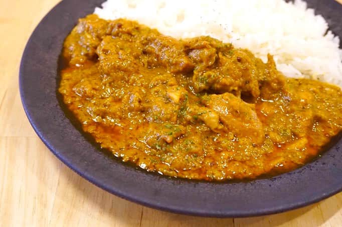 印度カリー子のインスタグラム：「私の最高傑作のチキンカレーができました  その名も  【至福のチキンカレー】  試作回数は数え切れない。ひたすら同じカレーだけを作り続けて仕上げた一品です  私は生涯レストランを開くことは無いけど  もし店をやるならこれを看板メニューにする。  それほど1番好きなチキンカレーです。  元はと言えば、  リュウジ兄さんが本気カレーで2億円売り上げたと巷で話題になっていて、  私も本気のカレーを作ろうと思って始めたこと。  是非とも食べ比べてみて欲しい！！  ずーーーっと試作してて、ようやく完成したので  リュウジさんにも果たし状を送りつけてきました。笑（詳しくはリュウジさんのYouTubeにて）  何はともあれ、今回は私が最初から最後まで仕上げた唯一のカレー。  いつもはスパイスセットやレシピなどで、私が自ら作ることはしないようにしていたんだけど  おそらくどんなにレシピを工夫して公開してもこの味は作れないと思う  本気です。  私の渾身のカレーを食べて下さい。  リンク　https://buzzrecipe.official.ec/p/00009 私のTwitter、Facebookからも飛べます」
