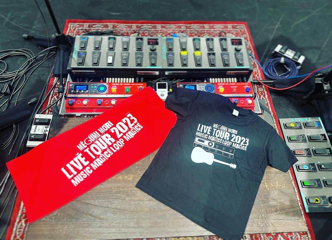 森恵のインスタグラム：「弾き語りツアー　NewGoods！！  loopデザインのTシャツと 真っ赤で素材も特別仕様のタオル！  是非会場で手に取ってみてくださいねー！  #弾き語りツアー #loop #神戸」