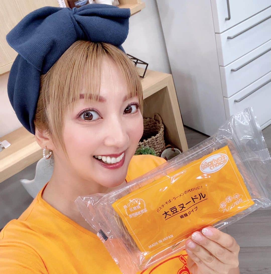 のインスタグラム：「♡  24日 月曜日 19:00〜20:00 QVC 生放送 出演します😄  QVCアプリを ダウンロードして ぜひリアルタイムで お得に沢山ご購入して下さいませ😉💗  山田まりや  プロデュースシリーズ 『Mariya’s choice』  ☆大豆ヌードル☆  なんと 1食分で たんぱく質は約15.4ｇ！ 大豆イソフラボンが52.6mg！ 食物繊維が約7.5g！ 含まれています✨  さらに嬉しいのは ダイエッターの敵！糖質が スパゲッティより94%カット🤣✨  罪悪感ゼロ😍 ギルトフリー🥹✨  たった5分茹でてすぐに お好みの味付けでお好みのソースやスープでお召し上がりいただけます😋  アレンジしやすい 麺タイプと ミンチタイプなので、 和・洋・中の様々な料理 でお楽しみいただけます✨  常温で長期保存可能✨ （製造日より2年）  溶剤を一切使用しないで オメガ3とオメガ6を黄金比で摂れ、 さらに加熱もOKな 大豆オイルも大人気😆✨  QVCアプリをダウンロードしていただくか、 QVCのHPからご覧いただき、  ぜひお買得価格でたくさん ご購入して下さい✨😋🛒✨  7月24日月曜日 19時〜20時 商品の魅力を存分にお伝え出来るように頑張りまーす❣️😆🌈✨✨✨」