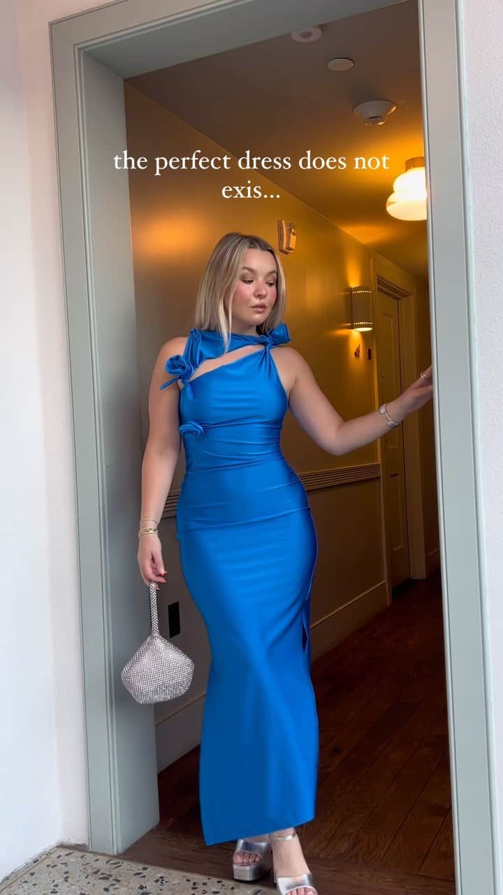 トーリ・ウェブスターのインスタグラム：「hope it’s nice where you are 🦋🍸 @coperni   •  •  •  #dress #dresses #dressoftheday #dressinspo #fancydress #ootd #nightouttfit #outfit #outfitinspiration #coperni」