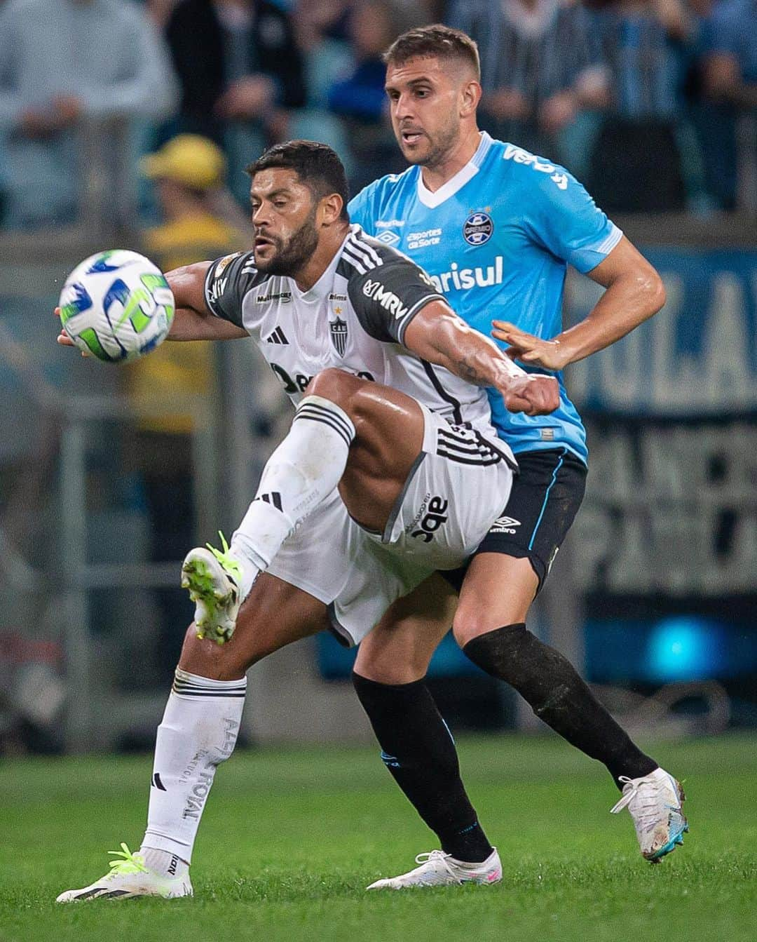 ブルーノ・ウビニさんのインスタグラム写真 - (ブルーノ・ウビニInstagram)「Orgulho inexplicável vestir essa camisa🇧🇼🇧🇼🇧🇼 Deixamos tudo em campo mais uma vez, JUNTOS SEMPRE! @gremio #Imortal #Copero」7月23日 12時22分 - brunouvini