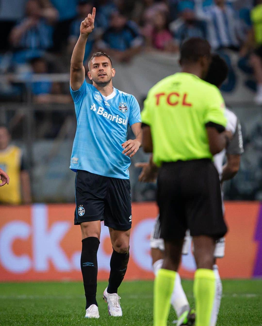 ブルーノ・ウビニのインスタグラム：「Orgulho inexplicável vestir essa camisa🇧🇼🇧🇼🇧🇼 Deixamos tudo em campo mais uma vez, JUNTOS SEMPRE! @gremio #Imortal #Copero」