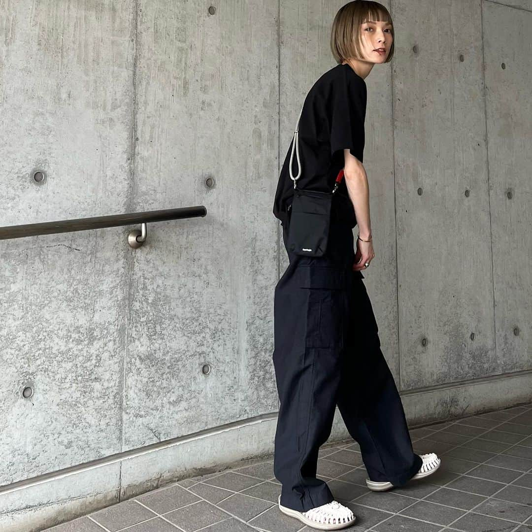 MATSUIRIHOさんのインスタグラム写真 - (MATSUIRIHOInstagram)「#riho150cm お気に入り詰め込んだ今日のコーデ🦭  Tshirt：@hellam_official pants： @uniqlo_jp  @uniqlo_with sandal： @keen_japan  shoulder：@topologie.jp   #低身長コーデ #150cmコーデ #hellam #keen #keengarage #keenuneek #キーン #アウトドアスニーカー #uneek #ユニーク #ad #uniqlo #uniqloコーデ #ワイドストレートカーゴパンツ #カーゴパンツ #topologie #stylehinter #大人ファッション #大人カジュアル#夏コーデ #シンプルコーデ #ボブヘア #ぱっつんボブ #骨格ナチュラル」7月23日 12時17分 - rihoo914