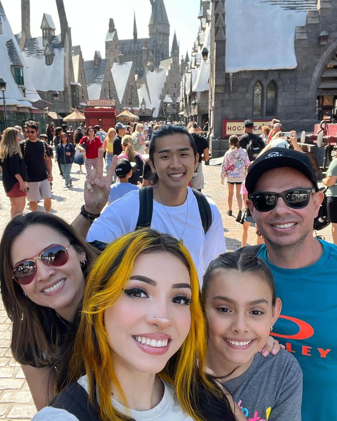 バレンティナ・アコスタ・ギラルドのインスタグラム：「Okay, I have been procrastinating this post for a while bc I had a lot of photos to choose from 😮‍💨 butttt now it’s the perfect time for that post. My family came to visit me after a year and a half without seeing them. It was really fun and wholesome to have them here with me, and recharged me. I needed that. 🥹 Not seeing them for a while made me realize how important family is for me, and how easy is to take it for granted. I couldn’t travel out of US for almost 2 years, and being honest, it was not easy. But guess what! Today I finally got my green card. Soon enough I’ll be traveling again to my country and visit my loved ones, recharge myself again and also compete!! I’m so exited ✨🫶🏻」