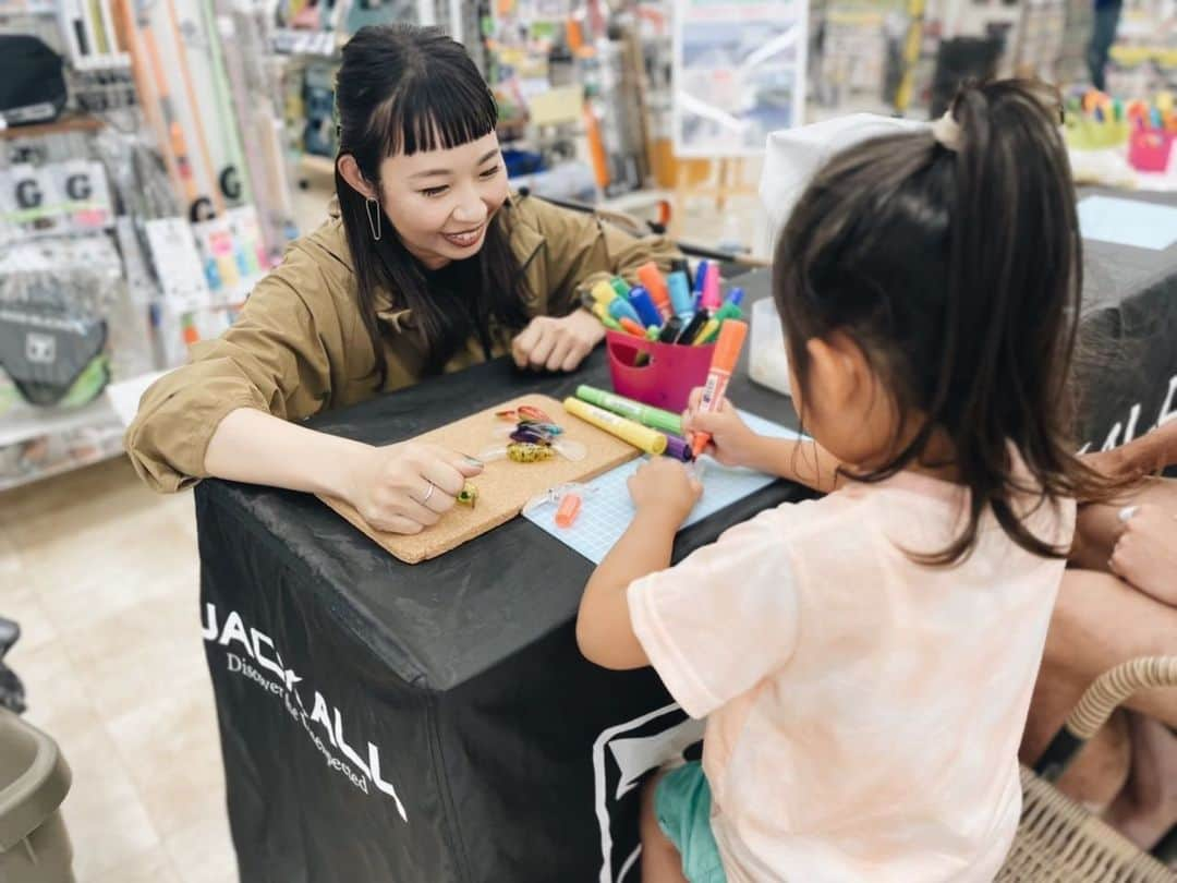 石川文菜のインスタグラム：「昨日は上州屋横浜南部市場店へご来店いただきありがとうございました🥺🤍  沢山の方がご来店くださり、とっても嬉しかったです！ 久しぶりの関東イベントだったので、数年ぶりにお会いする皆さんから沢山パワーをいただきました🥰  GOOD・EGGシリーズでの釣果をちびっこが嬉しそうに話してくれる姿はとても可愛くて、気になっている釣りについてのアイテムをご提案したり…直接お会いしてお話しできる事に感謝です🥺🤍  また別エリアでイベントの予定もありますので、確定され次第beGOODfunEGGのHPや私のInstagram・Twitter・Threadsにてお知らせします📢  上州屋横浜南部市場店にはGOOD・EGGシリーズを入り口左手にて常設いただいています👏🏻 これからのファミリーフィッシングやライトゲームのアイテム購入時にぜひお立ち寄り下さい🐻🎣  スタッフの皆さん、ご来店の皆さんありがとうございました🙇🏻‍♀️  #jackall #beGOODfunEGG #上州屋横浜南部市場 #釣具屋 #イベント #夏休み」