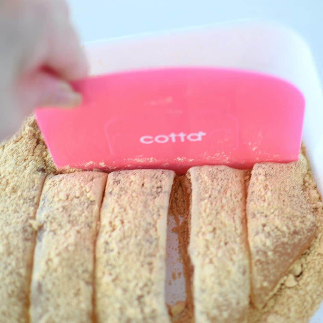 nao_cafe_さんのインスタグラム写真 - (nao_cafe_Instagram)「こんにちは♪ @nao_cafe_ です。 暑いですねー!もう本当溶けそう。 そんな溶けそうな時にぴったりのわらび餅を作りました! . これは @cotta_corecle コッタさんからサンプルでいただいたのですが キットになっていて 簡単に作れるんです。 砂糖は自分で用意するので、 私はラカント使ったけど ちゃんと美味しくできました⸜(๑’ᵕ’๑)⸝ . きなこ黒蜜 抹茶 の２つの味でつるんと簡単美味しいおやつ。 この夏オススメですー! . .  #コッタ #cotta #コッタ手作りキット #生わらび餅 #わらび餅 #手作り和菓子 #和菓子作り . #おやつ#手作りおやつ #お菓子作り」7月23日 12時26分 - nao_cafe_