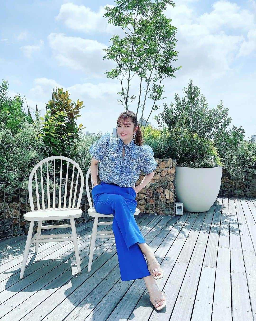 安西ひろこのインスタグラム：「先日の衣装💙 . 私服なんだけど どこのですか？の質問が 沢山来ていたのでタグ付け しますね☺️ . いつもコメントや質問 ありがとうございます🩵 . #衣装 #私服 #夏コーデ」