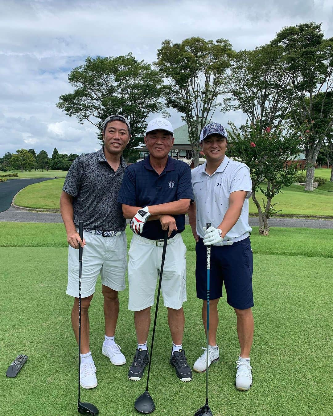 上原浩治さんのインスタグラム写真 - (上原浩治Instagram)「先日の楽しいラウンド…⛳️  前半は上手く、後半は…🤣🤣  楽しい時間でした😎  また宜しくお願いします！😀  #村田真一 さん　#高橋由伸　#ジャイアンツ　#巨人　#NPB  #ゴルフ　#⛳️ #🏌️‍♂️ #汗だく　#楽しい　#NIKE  #ping  @koji19ueharaのフォローをお願いします  #上原浩治の雑談魂の登録を   http://www.koji-uehara.netにコメントを」7月23日 12時39分 - koji19uehara