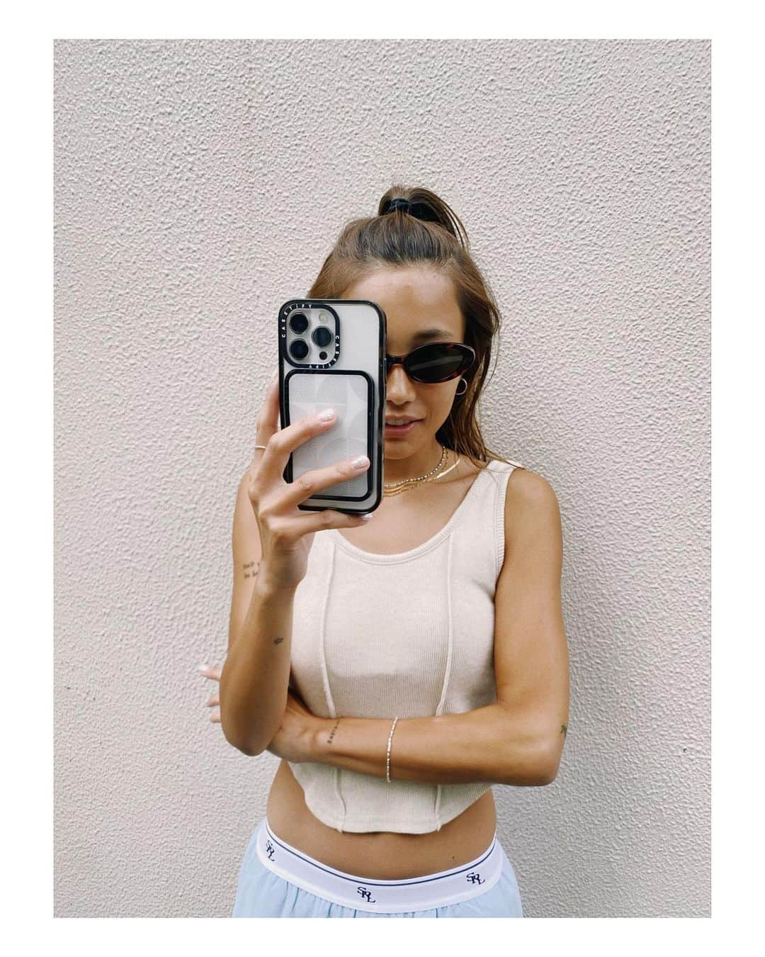 馬詰まほのインスタグラム：「いつも愛用してる @casetify_jp  Magsafeアクセサリーが新販売🥷🏽 わたしはモバイルバッテリーとカードホルダースタンドにしました♡  モバイルバッテリーは装着すると 勝手に充電開始されるからめちゃくちゃ便利🫶🏽 カードホルダーはスタンドにもなる！ 普段からどっちも持ち歩いてて シーンによって付け替えてるよ🥺🍒  このアクセサリーたちはMagsafe対応のケースが必要なので、対応のケースに装着してね♡  おでこと胸らへん蚊に噛まれてめちゃくちゃ腫れてる♡ 恥ずかしすぎ♡笑  15%OFFプロモコード♡ ☑︎ 15MAHORIN  #CASETiFYPartner #モバイルバッテリー #スマホリング #スマホスタンド #スマホグリップ」