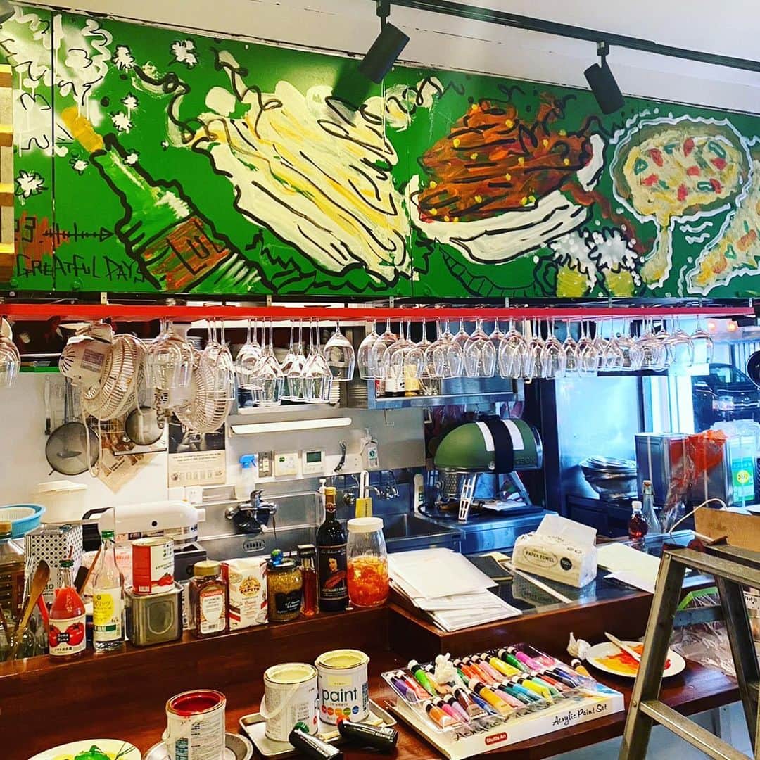 西山茉希さんのインスタグラム写真 - (西山茉希Instagram)「五反田LULU。 オープン前に店内ペイントさせて頂きました🎨 @lulu.gotanda  #東京小店酒場LULU #7月のキャンパス  焼きたてpizzaで乾杯を🍕。 食の景色にワクワクをプラスできたら幸いです🌈😋🌈」7月23日 12時33分 - maki.nshiyama50