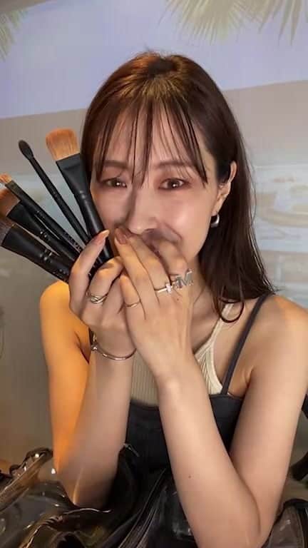 保科真紀のインスタグラム：「撮影用メイク道具整理整頓LIVE💄  新しくゲットした @may12_official のバッグに オススメのアレコレを説明しながら 詰めました✨  オススメのもの、いくつか既に楽天ルームにあるのでチェックしてみてください🫶  また日曜日ライブします！🙇‍♀️」