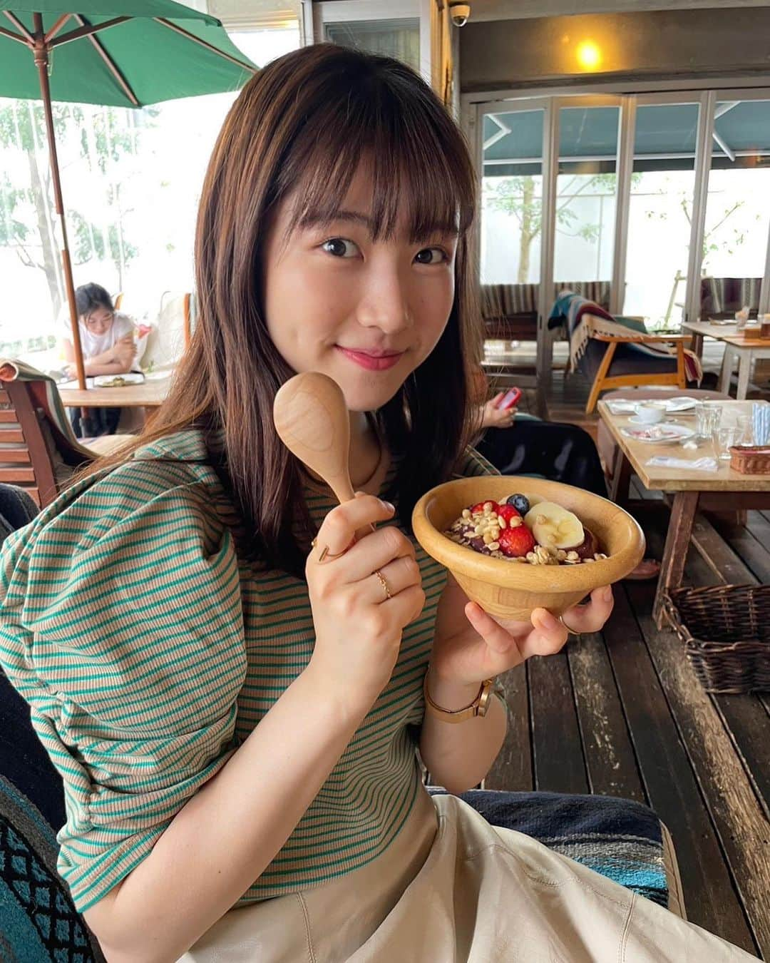 山本帆乃佳さんのインスタグラム写真 - (山本帆乃佳Instagram)「plate  だいすきなイイホシユミコさん（ @yumikoiihoshi )の プレート  ー公式サイトより以下抜粋ー  「手づくりとプロダクトの境界にあるもの」をコンセプトに、量産でありながら温かみのある食器作りを目指して、 オリジナルの色と形状で日本各地の窯元と製作。 職人の手作業により生まれるひとつひとつの異なる表情こそが愛着となり、味気ない量産食器にはない独特の良さを提案しています。  ーーーーーーーーーーーーー  コンセプトも含め、使い勝手が良くてお気に入り🎯  後輩がプレゼントしてくれたの、嬉しすぎる🌻 好みが似てて、ドンピシャすぎる！ありがとう❤︎  アサイー欲満たしたくて #bondicafe へ🫐🥣 しゃもじみたいと言われた、スプーンを持つ私を添えて（笑）  #イイホシユミコ #プレート #広尾カフェ #アサイーボウル」7月23日 12時37分 - _honoka.6_